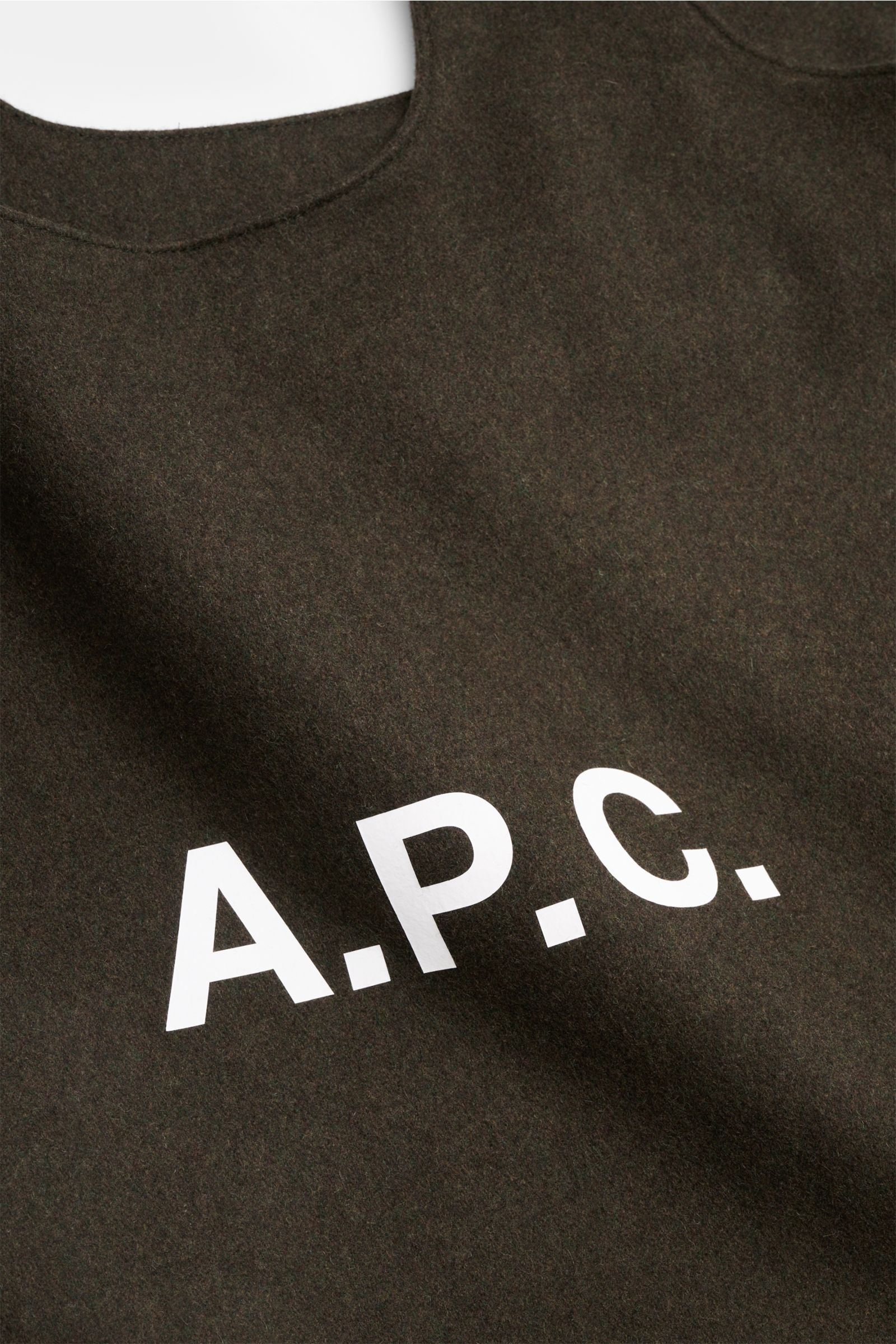 Nahaufnahme des A.P.C. Shopper 'Ninon' dark olive aus einem Mix aus Wolle, Microfaser und Cashmere, mit breiten Henkeln, geräumigem Hauptfach, Steckfach, Logo-Print vorne, Maße ca. 48x36x17 cm.