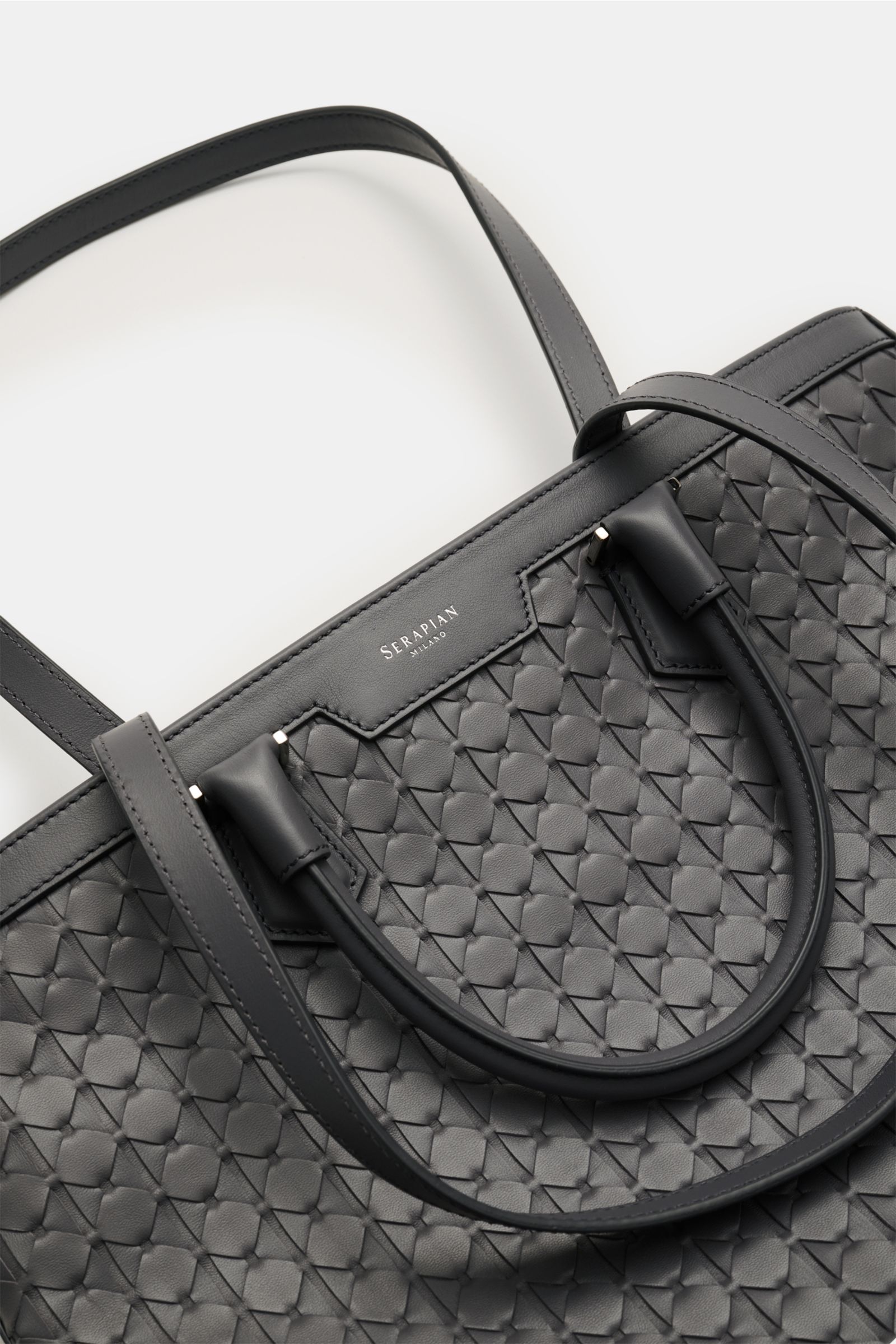 Serapian Tote Bag dunkelgrau shown from top-front angle, featuring handwoven Mosaico leather, silver hardware, sturdy handles, shoulder strap, open main compartment, two inner pockets, laptop compartment, dimensions approx. 39x38x8 cm; a luxurious allroun