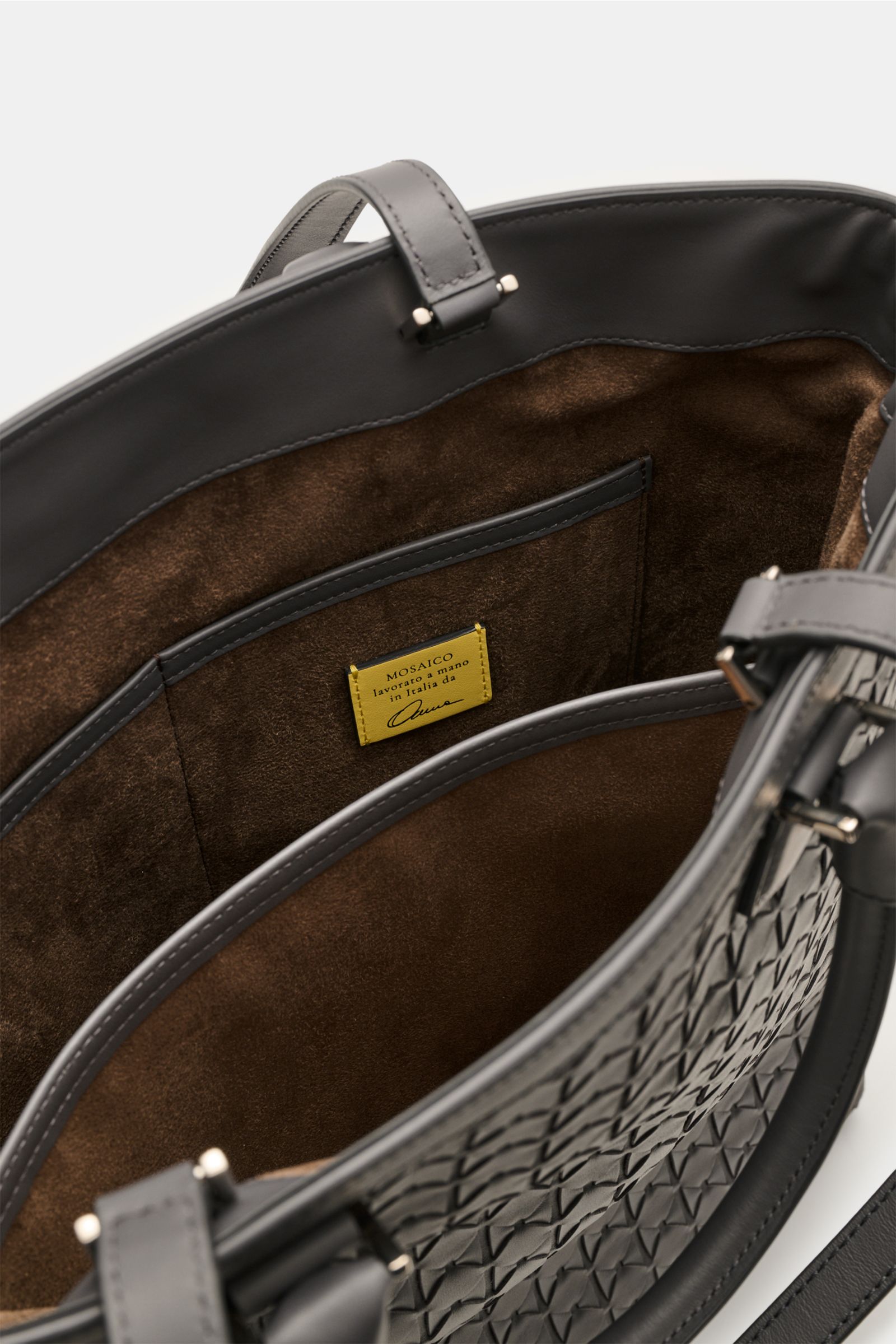 Open top view of Serapian Tote Bag dunkelgrau showing brown suede interior with two inner pockets, laptop compartment, silver hardware, and handwoven Mosaico leather handles. Luxuriöser Allrounder: Die Tote Bag bietet mit ihrer aufwendigen, handgewebten '