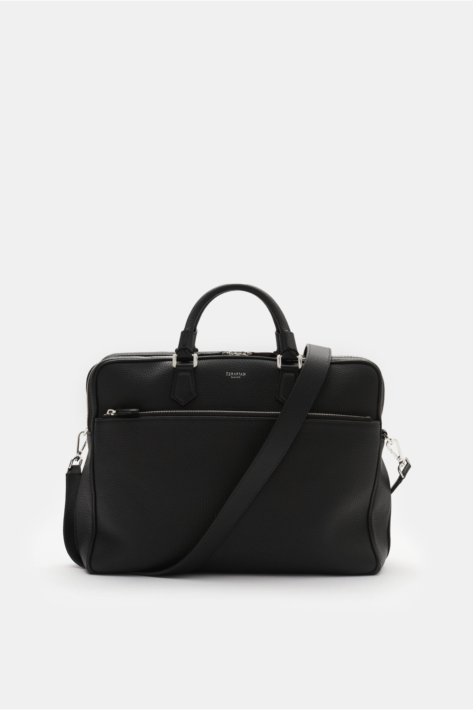Serapian Aktentasche schwarz aus genarbtem Kalbleder, frontal mit silberfarbener Hardware, robusten Griffen, Schultergurt und Reißverschlussfächern.