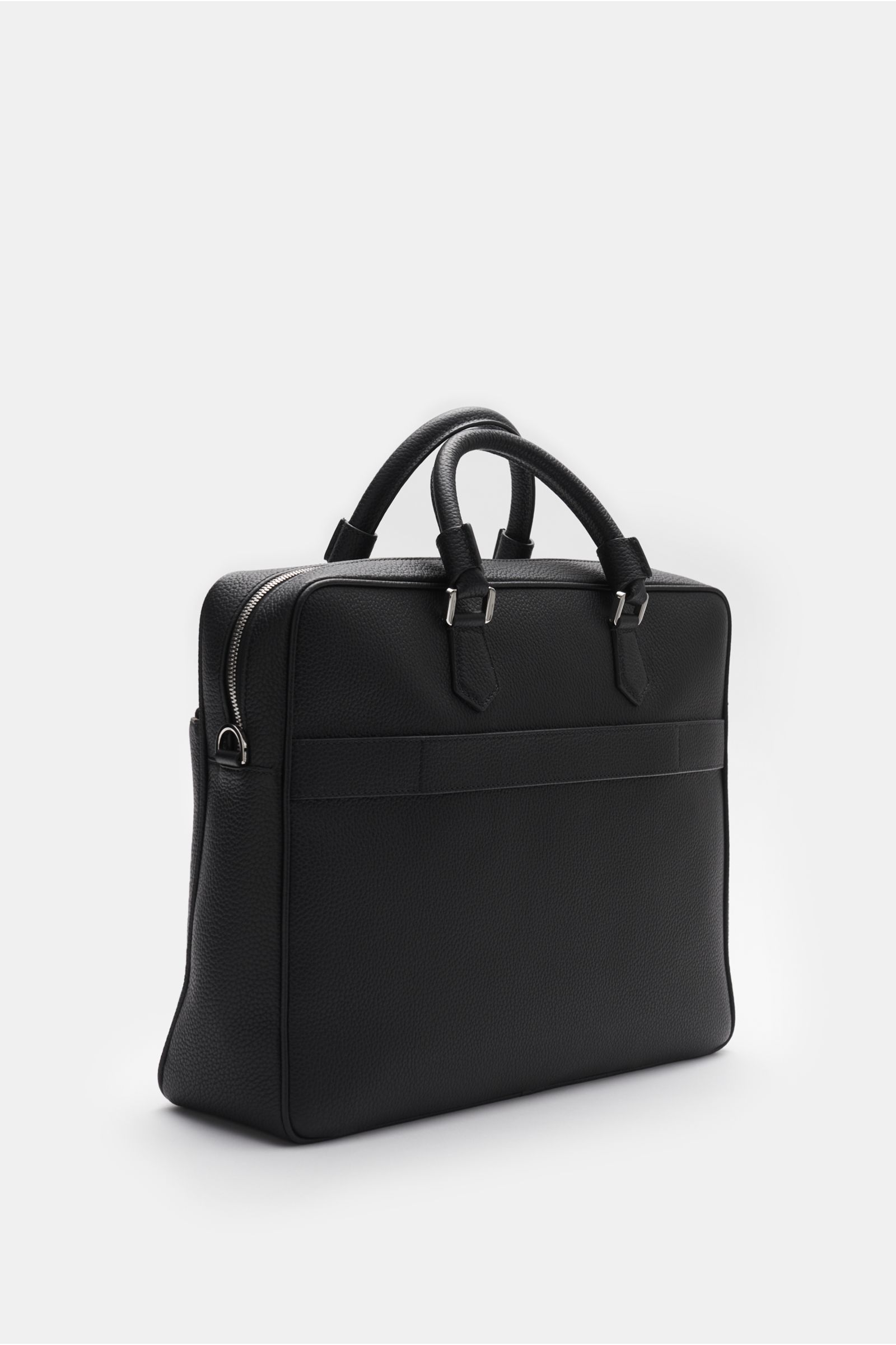 Side view of Serapian Aktentasche schwarz, a luxurious black briefcase with markant genarbtes Kalbleder, silver hardware, robust handles, detachable shoulder strap, zipper compartments, small logo embossing, textile lining, and trolley strap, measuring ap