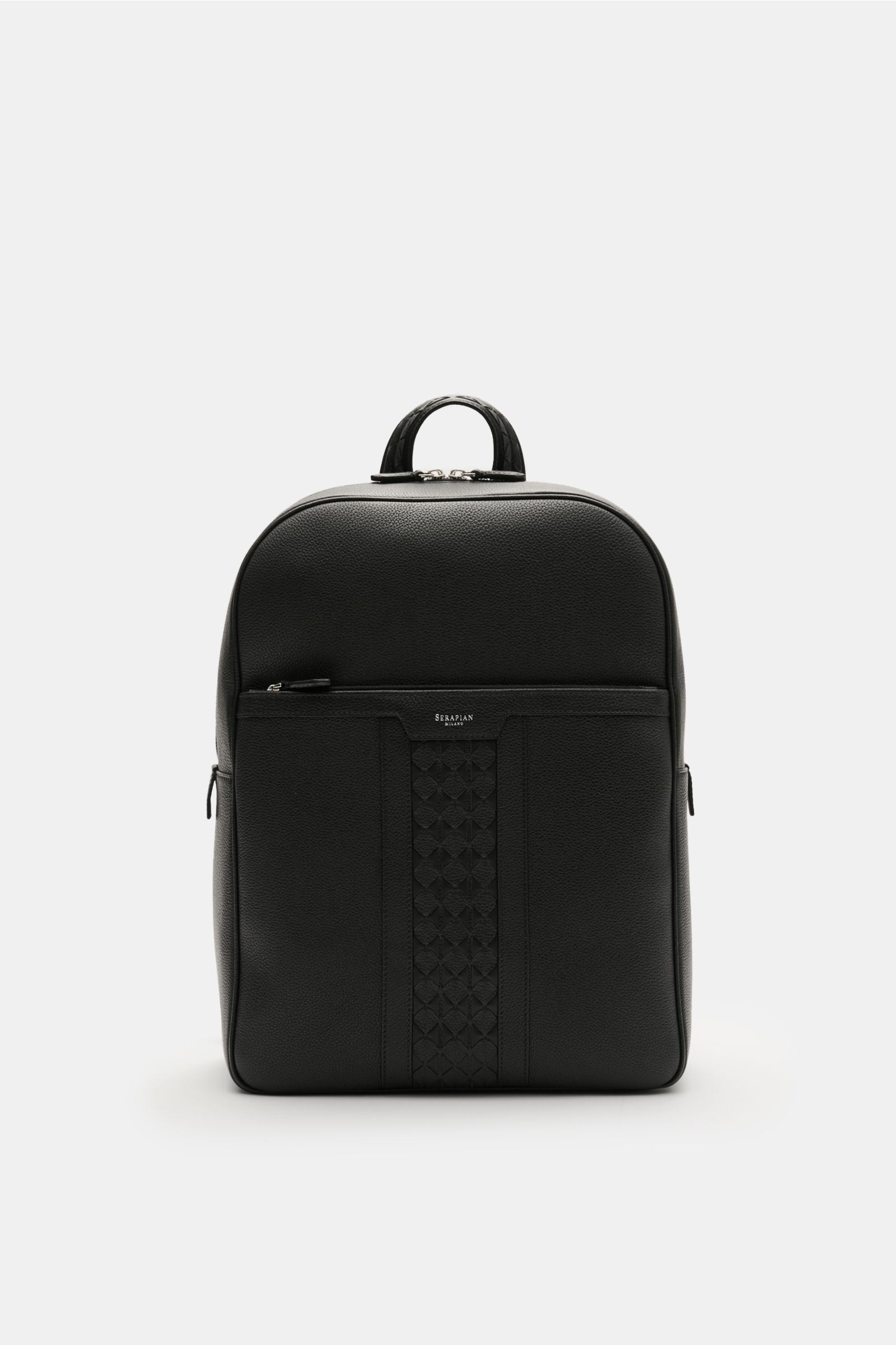 Serapian Rucksack schwarz aus genarbtem Glattleder, frontal fotografiert, mit silberfarbener Hardware, Mosaico-Akzenten und Außenfach mit Reißverschluss.