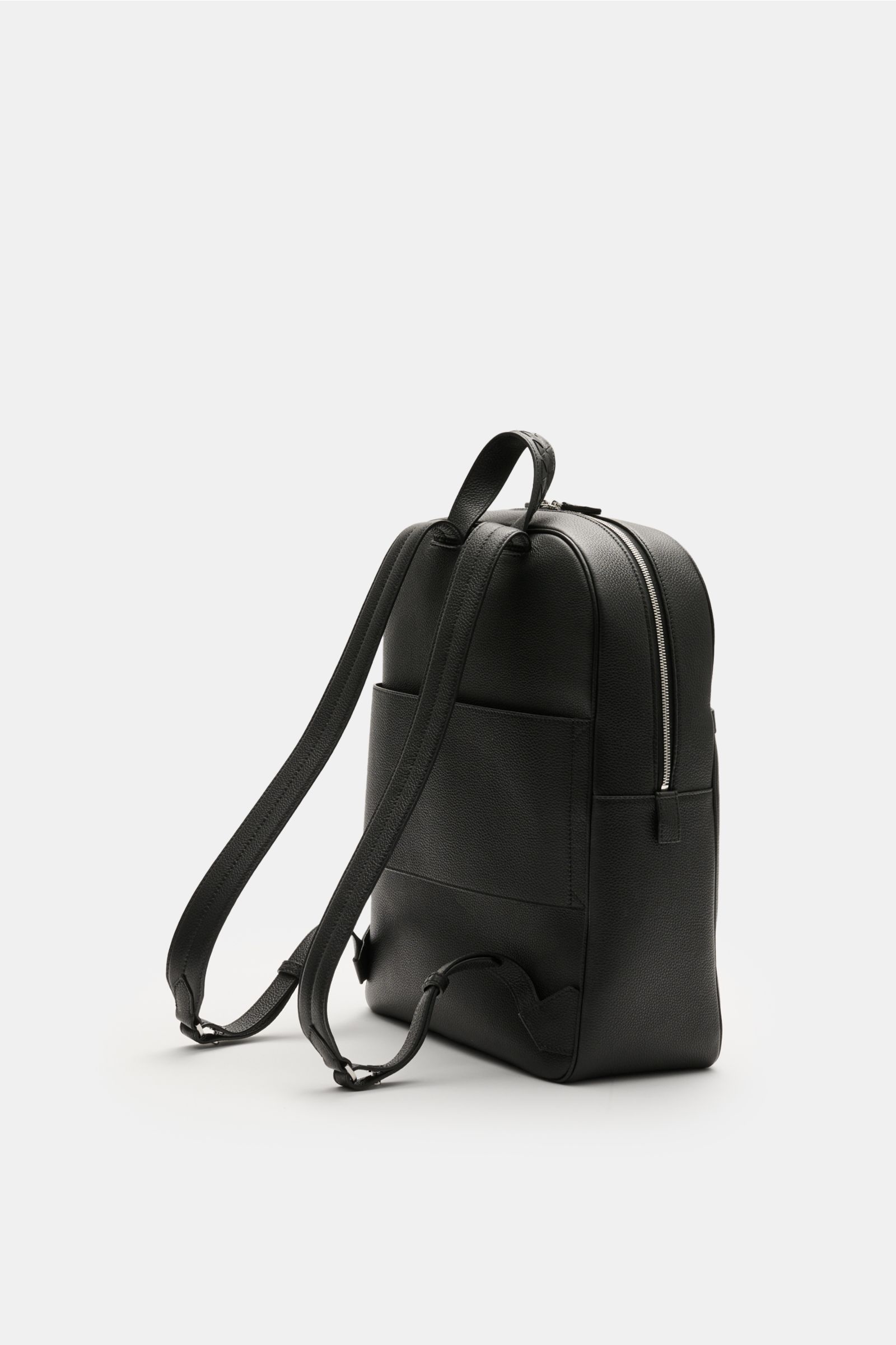 Serapian Rucksack schwarz aus genarbtem Glattleder, seitlich fotografiert, mit silberfarbener Hardware, robusten Riemen, Außenfach und geräumigem Hauptfach.