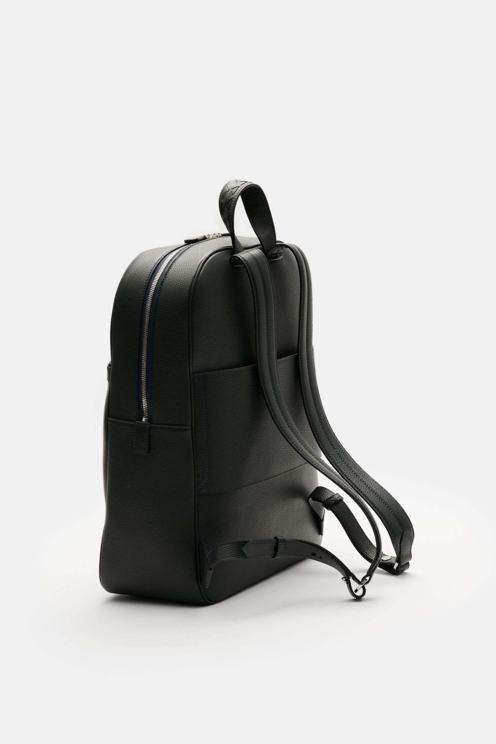 Side view of Serapian Rucksack navy in grained smooth leather with silver hardware, robust straps, discreet logo, and zippered outer pocket.

Luxuriöser Begleiter in allen Situationen: Mit seinem Stauraum und den Akzenten in handgewebter 'Mosaico'-Tech