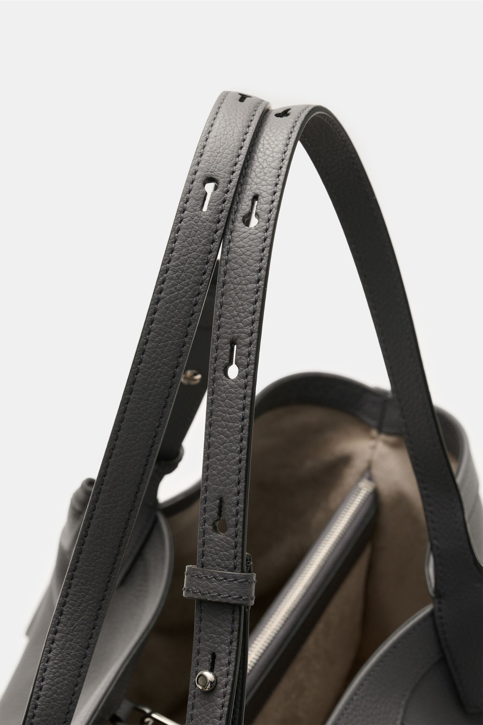 Close-up view of the adjustable straps and interior of the Serapian Shopper grau, made of finest cashmere leather with silver hardware.

Description: Für diesen luxuriösen Shopper verwendet SERAPIAN feinstes Cashmere-Leder und wurde aufwändig mit dem '