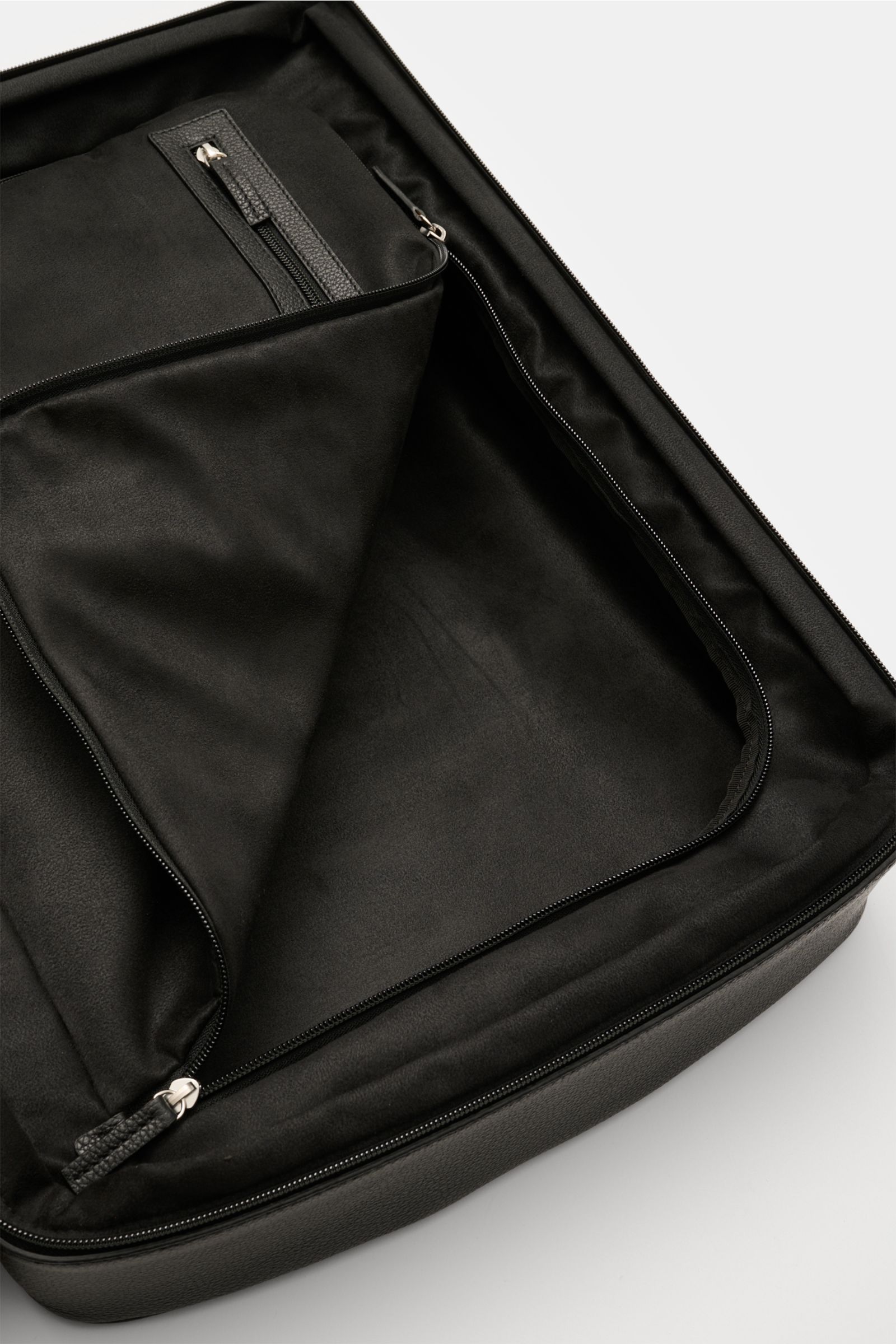Innenansicht des Serapian Leder Trolley schwarz mit Alcantara-Futter, Reißverschlusstasche und robustem, markant genarbtem Leder.