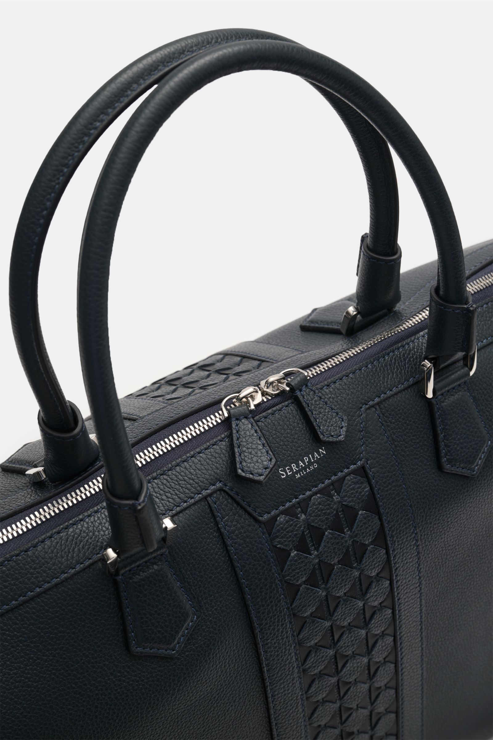 Serapian Weekender navy aus gewalktem Kalbsleder mit Mosaico-Einsatz, silberfarbener Hardware, robusten Griffen, seitlich schräg oben fotografiert.