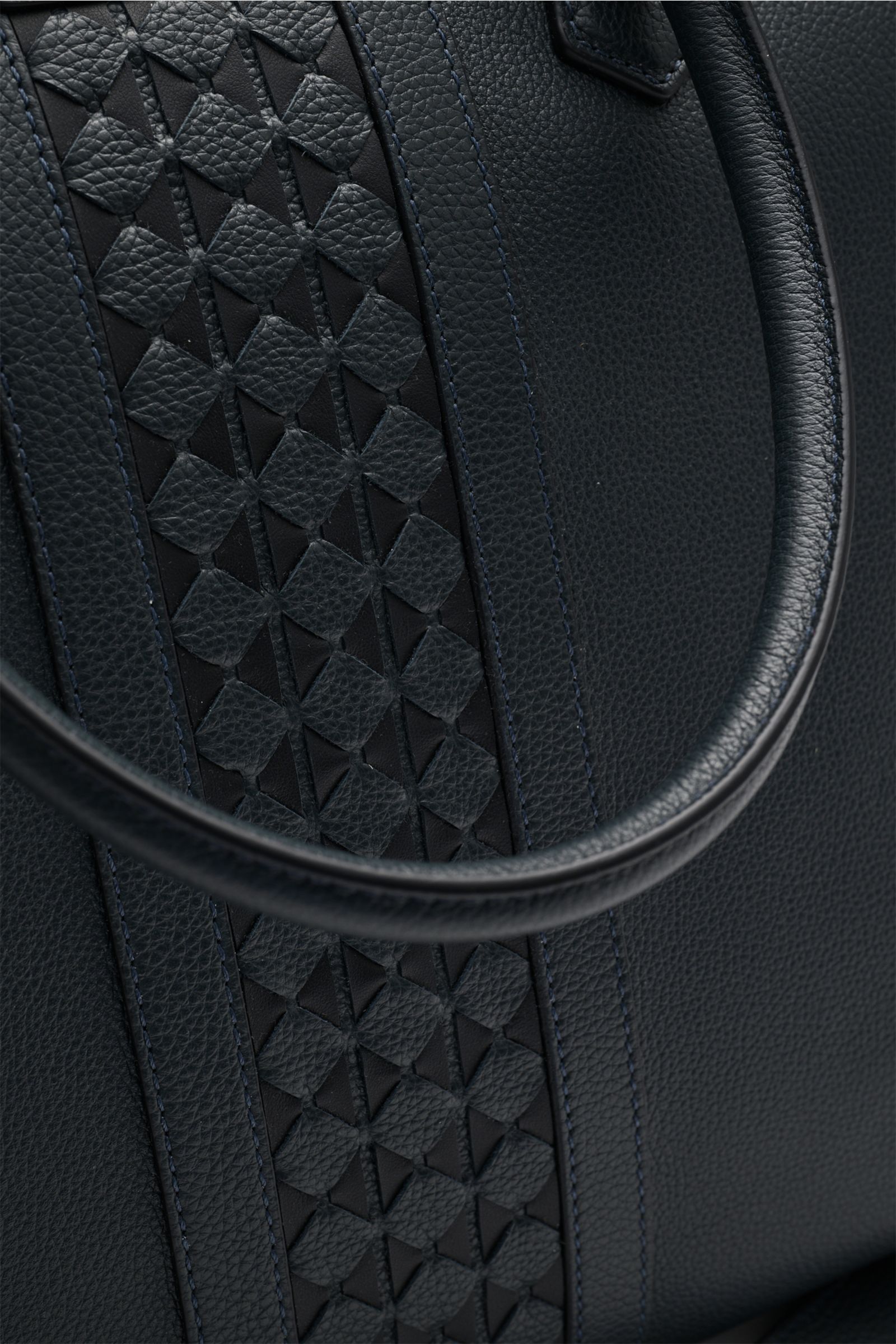 Alt-Tag (124 Zeichen): Nahaufnahme des Serapian Weekender navy mit gewebten Mosaico-Einsätzen, gewalktem Kalbsleder und robustem Tragegriff.

Diese Beschreibung ist detailliert, beschreibt das Material und die Technik, erwähnt die Perspektive (Nahaufnahme