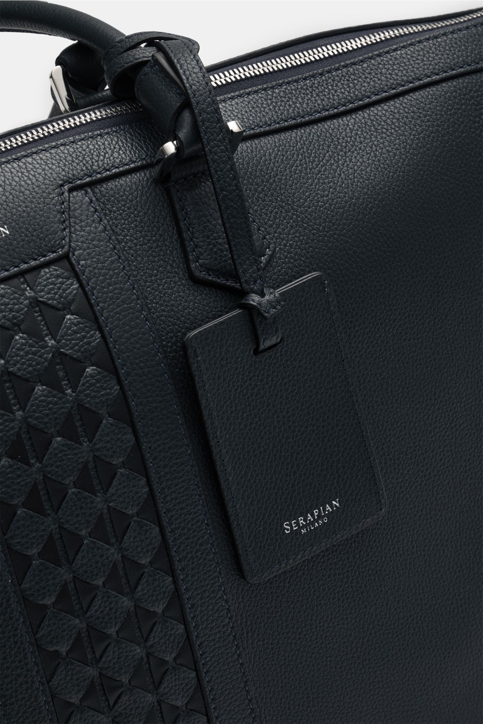 Serapian Weekender navy aus gewalktem Kalbsleder mit Mosaico-Einsätzen, silberfarbener Hardware, Tragegriff und Logoprägung, Detailansicht.