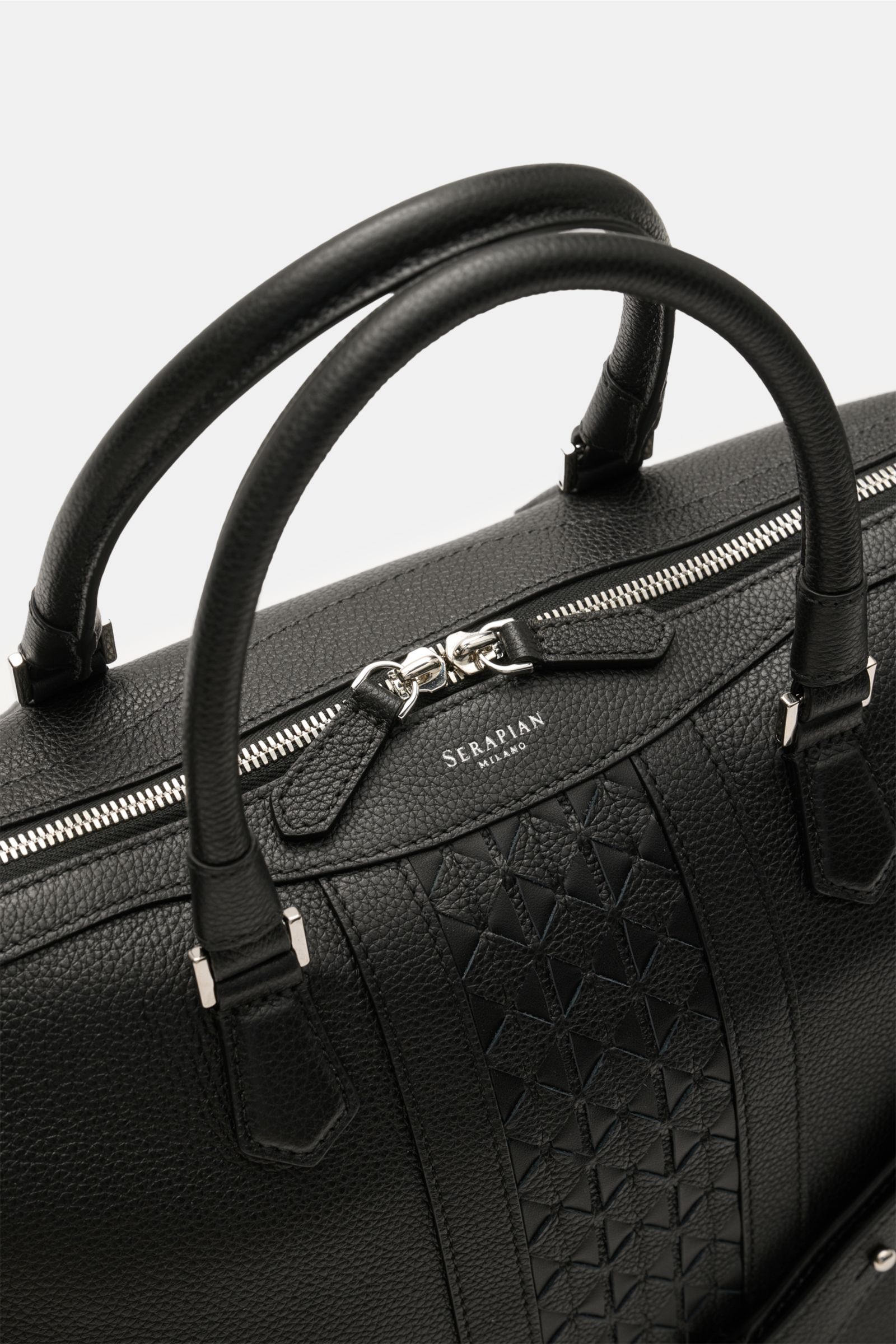 Serapian Shopper schwarz aus gewalktem Cashmere-Leder mit Mosaico-Stil, silberfarbener Hardware, Tragegriffen, Zwei-Wege-Reißverschluss, frontal nah fotografiert.