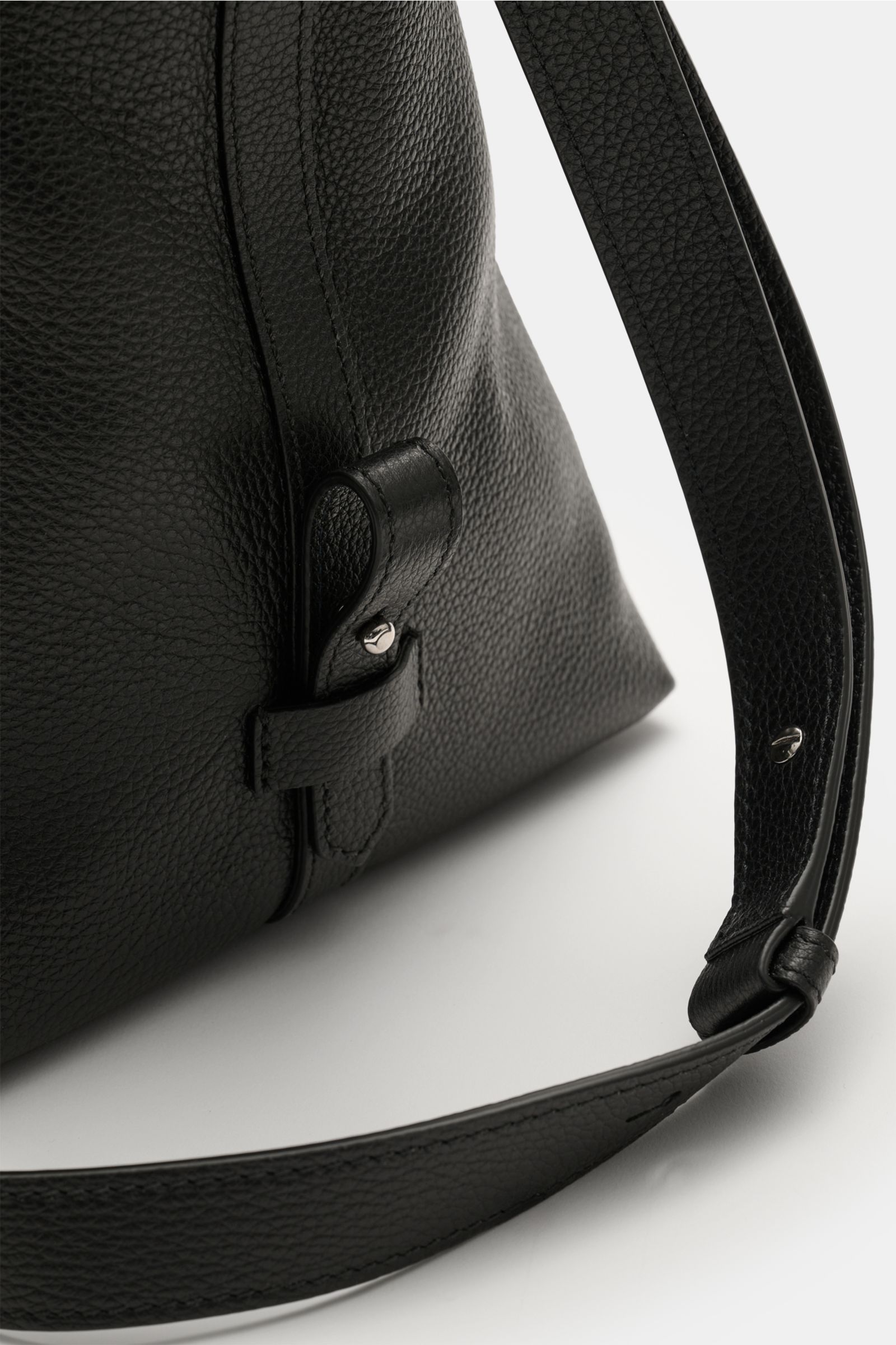 Serapian Shopper schwarz aus gewalktem Cashmere-Leder mit silberfarbener Hardware, robusten Tragegriffen, verstellbarem Schultergurt, Zwei-Wege-Reißverschluss, Logoprägung, in Nahaufnahme von der Seite.