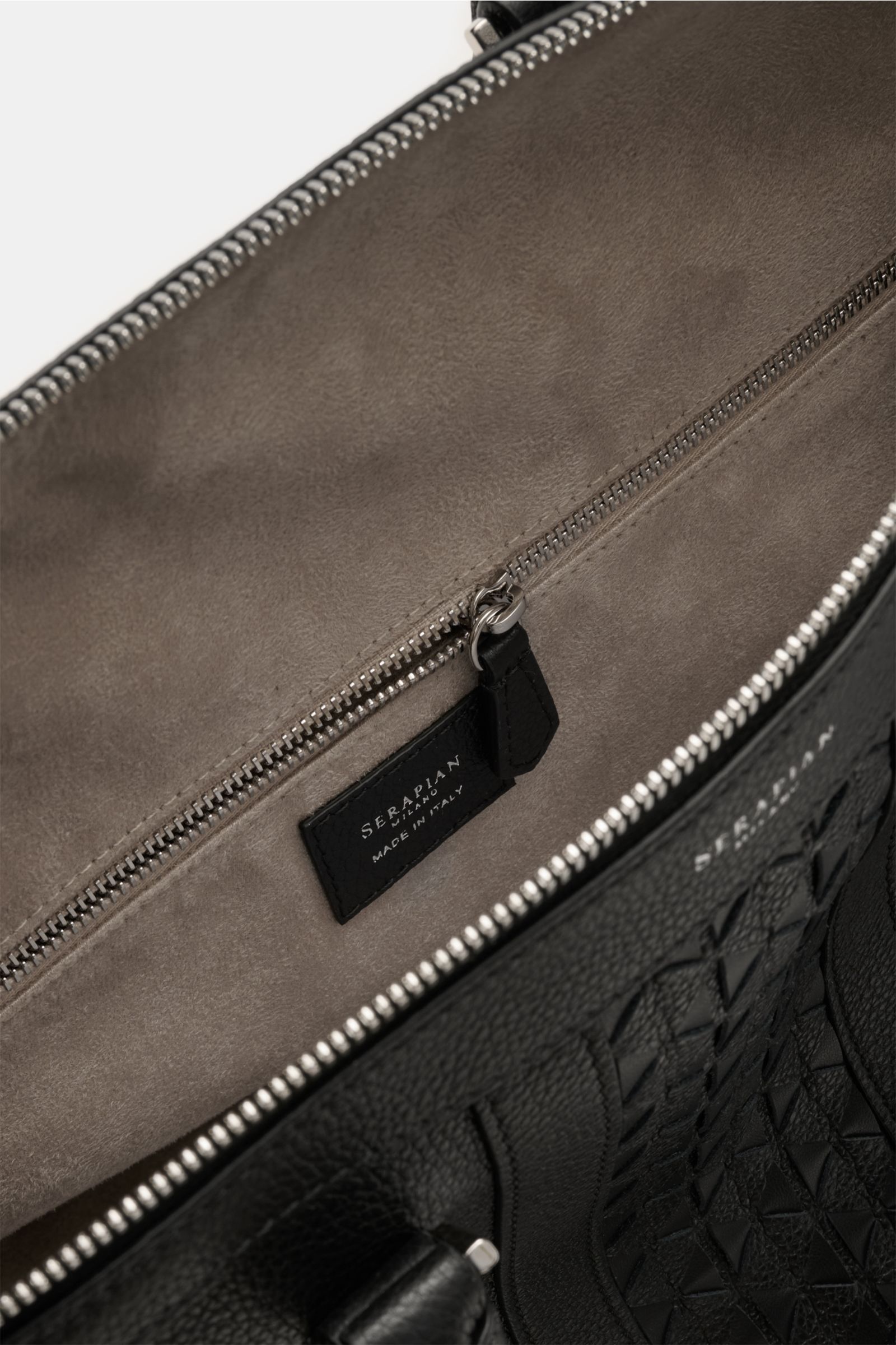 Serapian Shopper schwarz aus gewalktem Cashmere-Leder, Innenansicht mit Reißverschlussfach, silberfarbener Hardware, Logoprägung.
