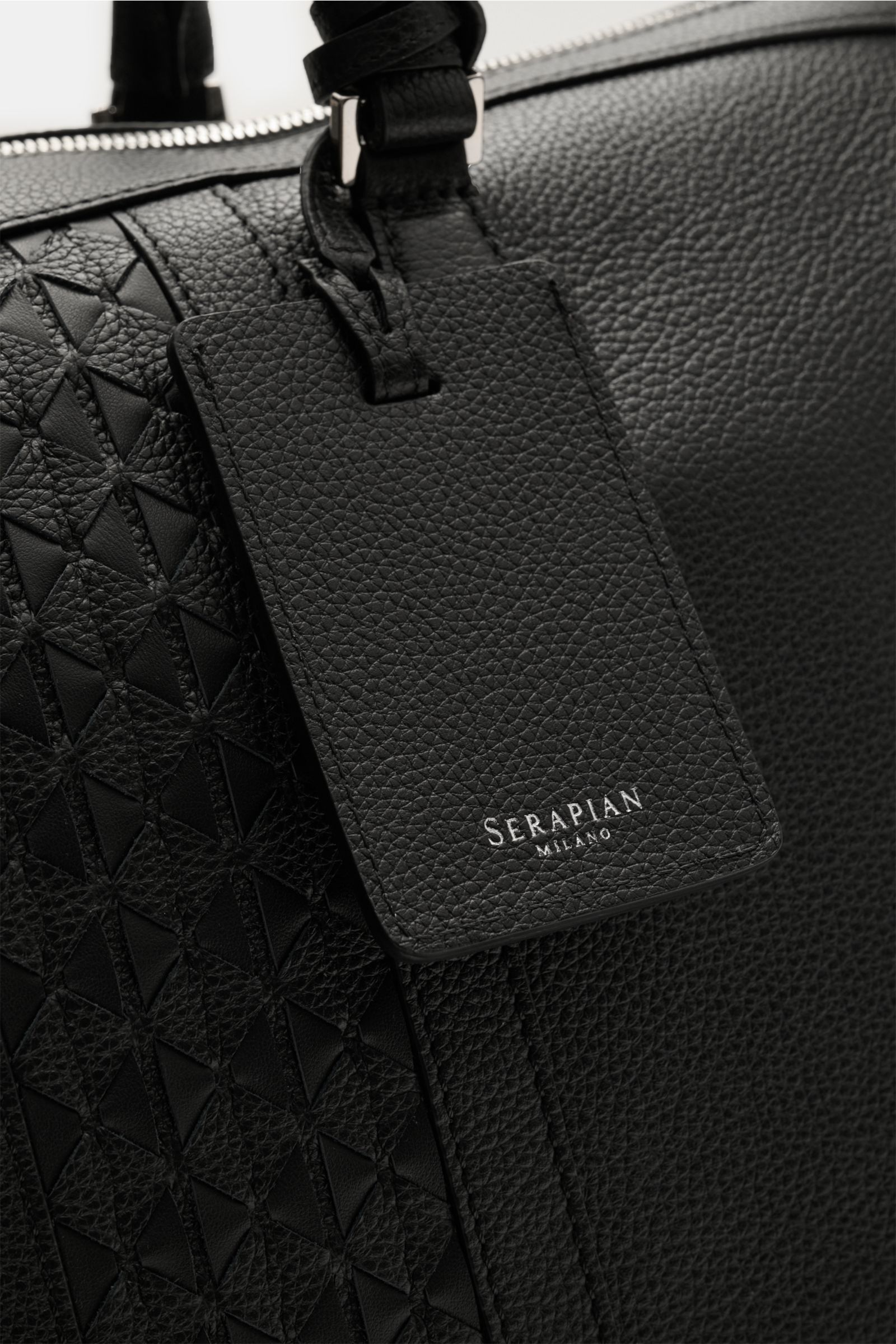 Serapian Shopper schwarz in Nahaufnahme von oben, gewalktes Cashmere-Leder mit Mosaico-Stil, silberfarbene Hardware, Logoprägung.