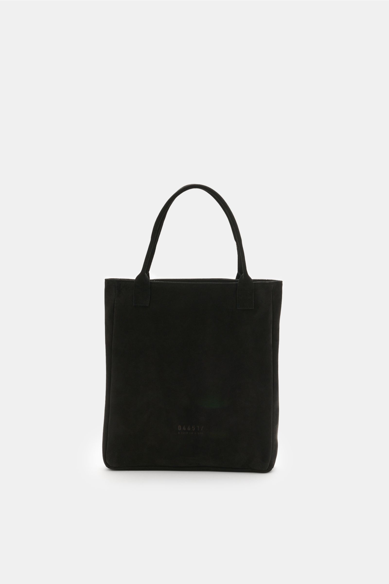 Front view of the 04651/ A trip in a bag Tote-Bag schwarz, a spacious black Nubuck leather tote with robust handles and 04651/- embossing, featuring a large main compartment, zippered inner pocket, laptop compartment, and black lining, measuring approxima