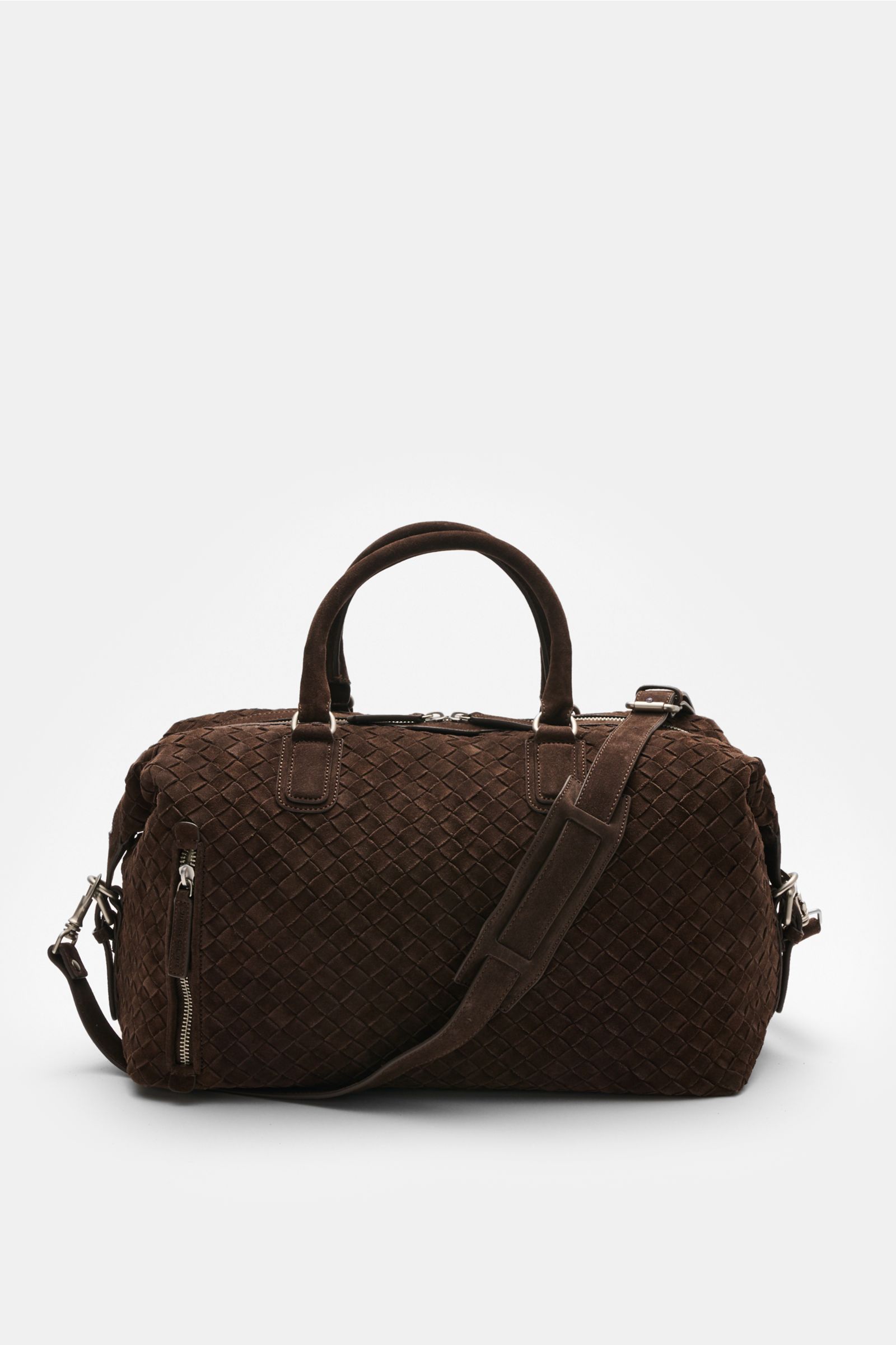 Officine Creative Weekender dunkelbraun aus handgewebtem Veloursleder, frontal mit robusten Griffen, silberner Hardware, Schultergurt und Reißverschluss.