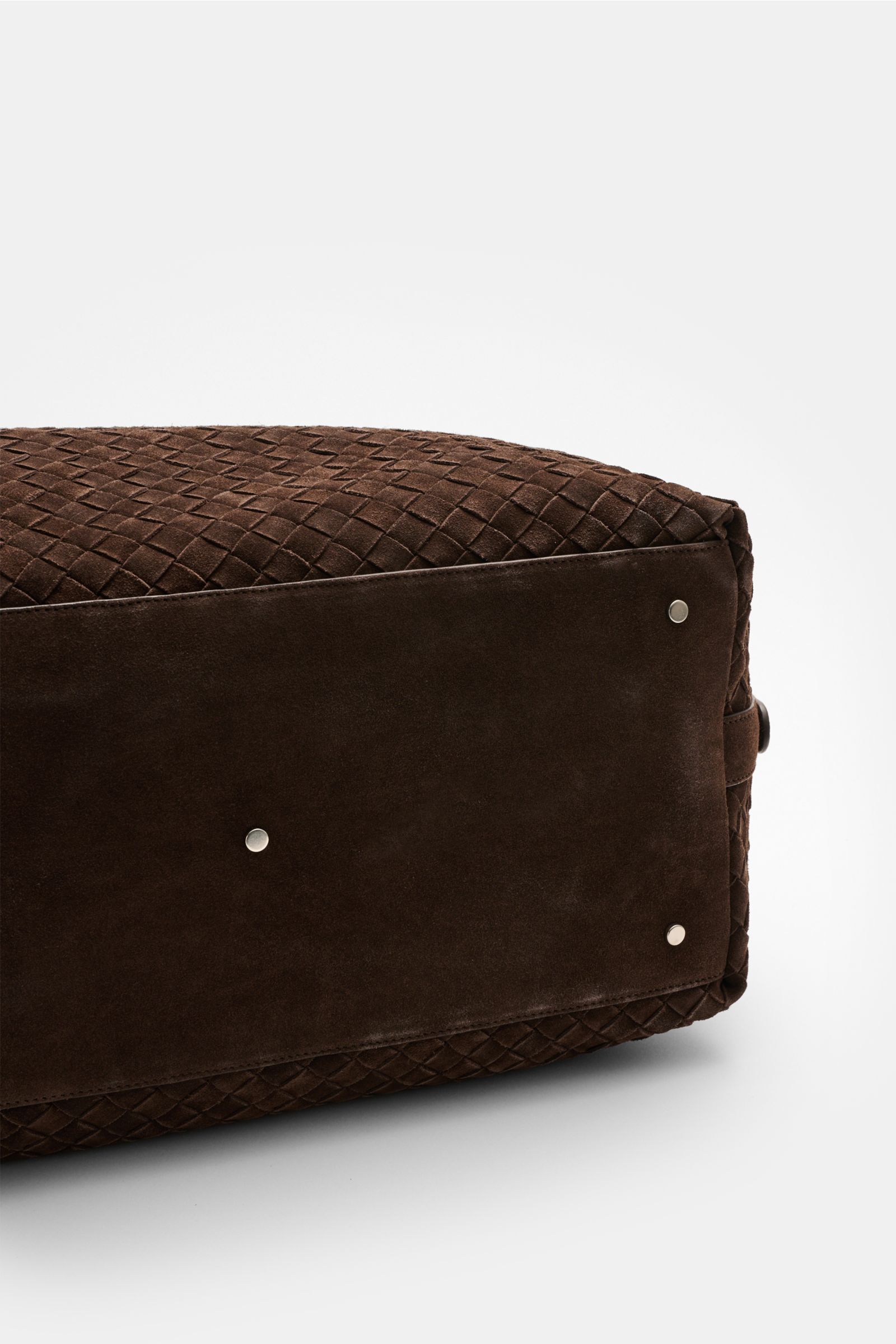 Officine Creative Weekender dunkelbraun, Bodenansicht, handgewebtes Veloursleder, matte silberfarbene Hardware, robuste Metallfüße, ca. 48x30x25 cm.