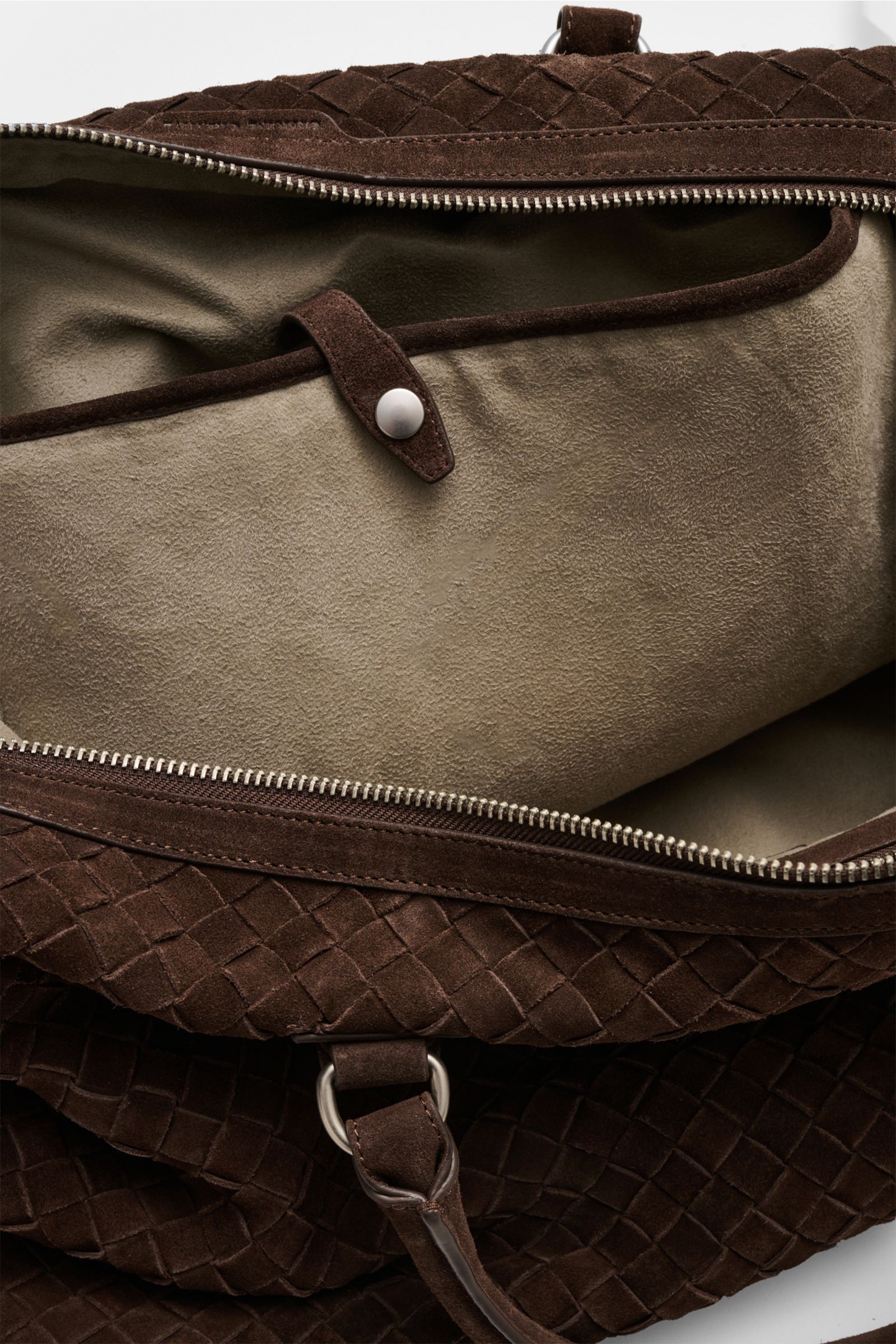 Officine Creative Weekender dunkelbraun aus handgewebtem Veloursleder, Innenansicht mit Alcantara-Futter, Zipperfach, robusten Griffen und silberfarbener Hardware.