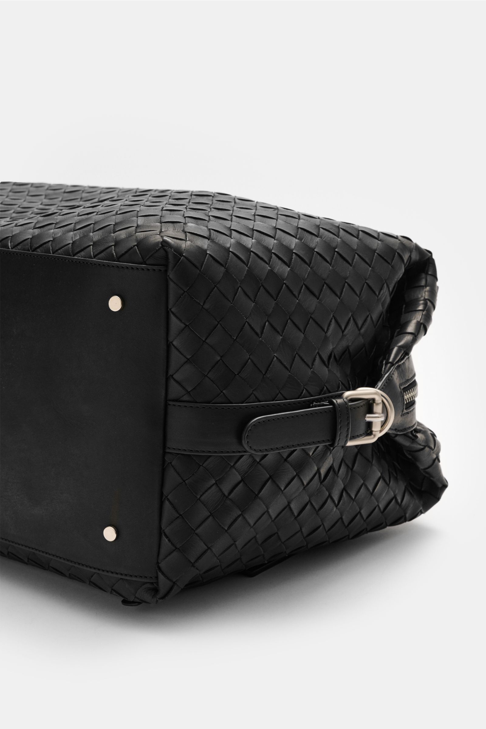 Officine Creative Weekender schwarz aus fein genarbtem, gewebtem Leder mit matter silberfarbener Hardware, robuster Bodenansicht.