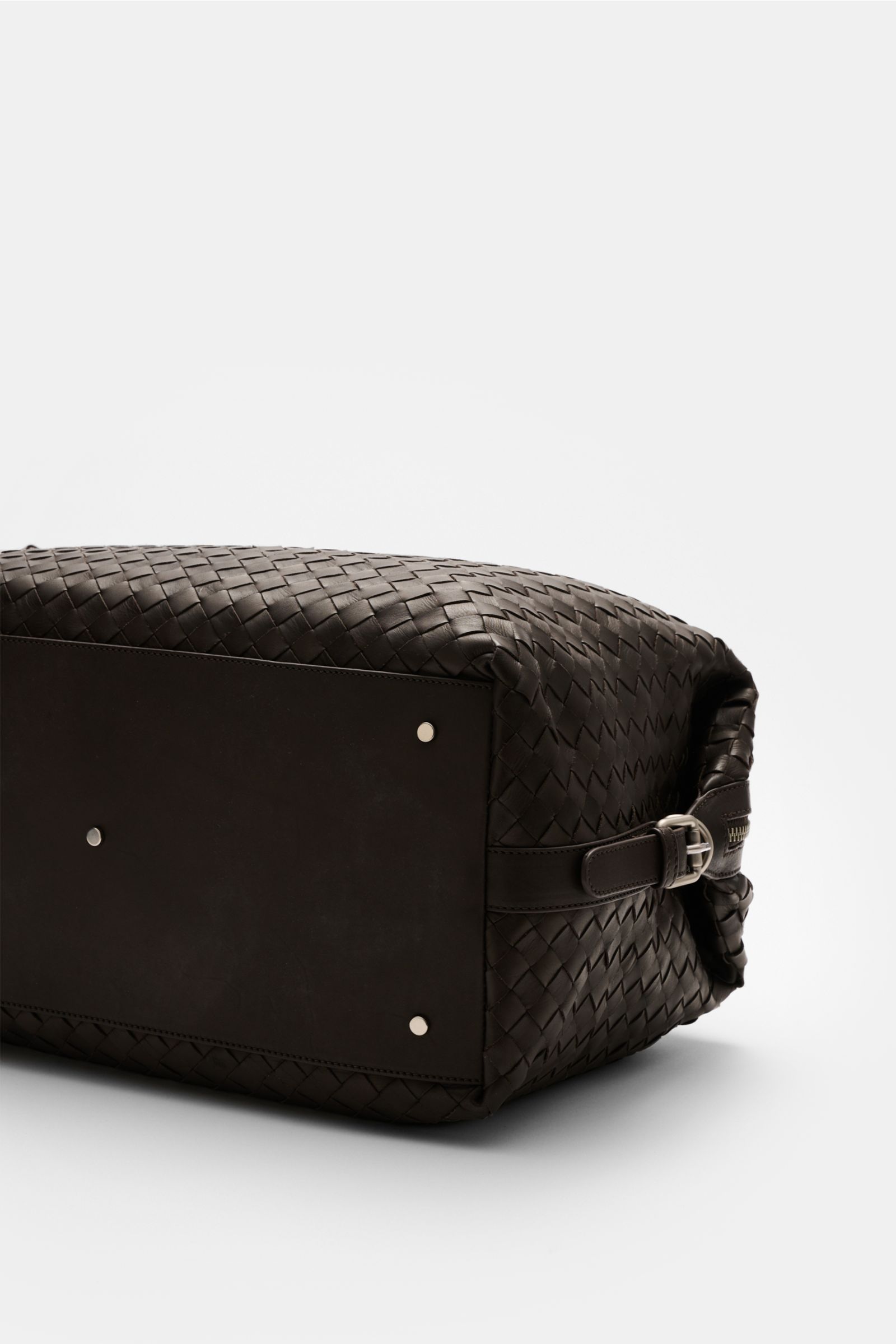 Officine Creative Weekender dunkelbraun aus fein genarbtem, gewebtem Leder mit matter, silberfarbener Hardware, robuster Bodenansicht.