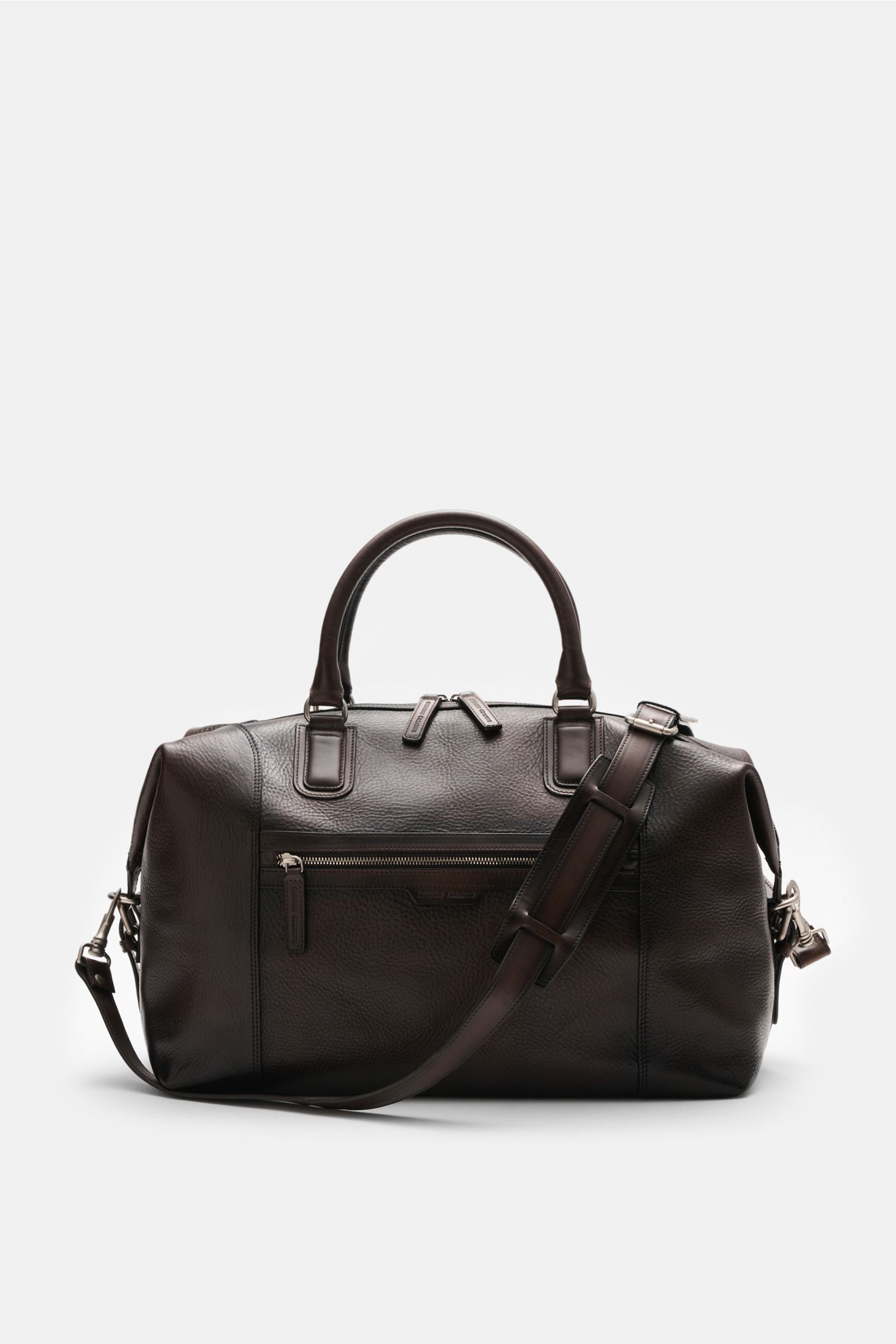 Officine Creative Weekender dunkelbraun aus fein genarbtem Leder, matte silberfarbene Hardware, Front-Zipperfach, robuster Schultergurt, von vorne fotografiert.