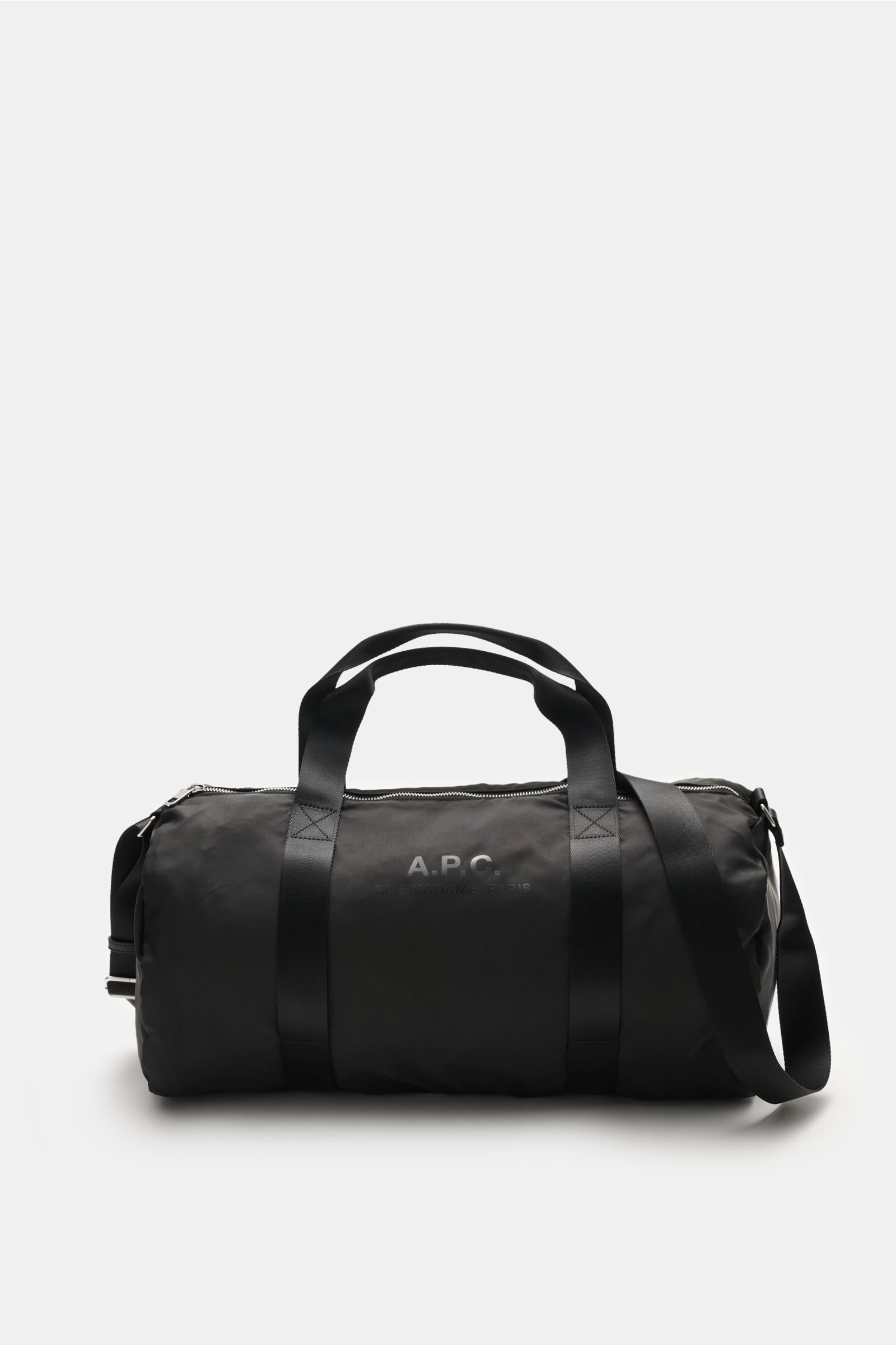 A.P.C. Tasche 'Gymbag Backstage' schwarz shown from the front on a white background, made of high-quality microfiber with silver hardware, durable textile handles, practical shoulder strap, logo print on front, spacious main compartment with zippered inne