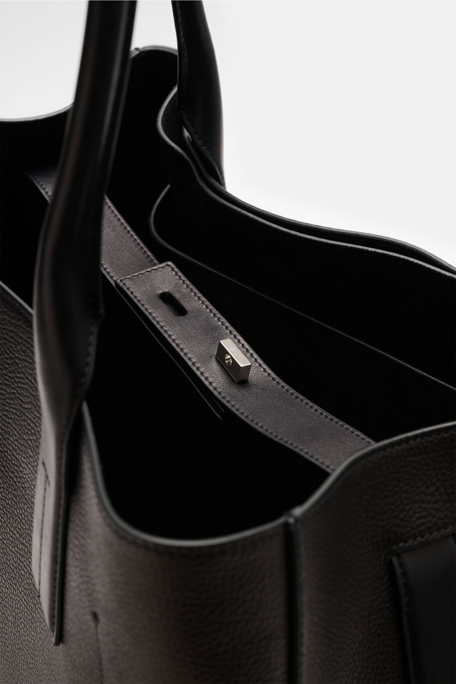 Close-up top view of Tom Ford Shopper schwarz in black grained calf leather with smooth leather details, silver hardware, and spacious interior.