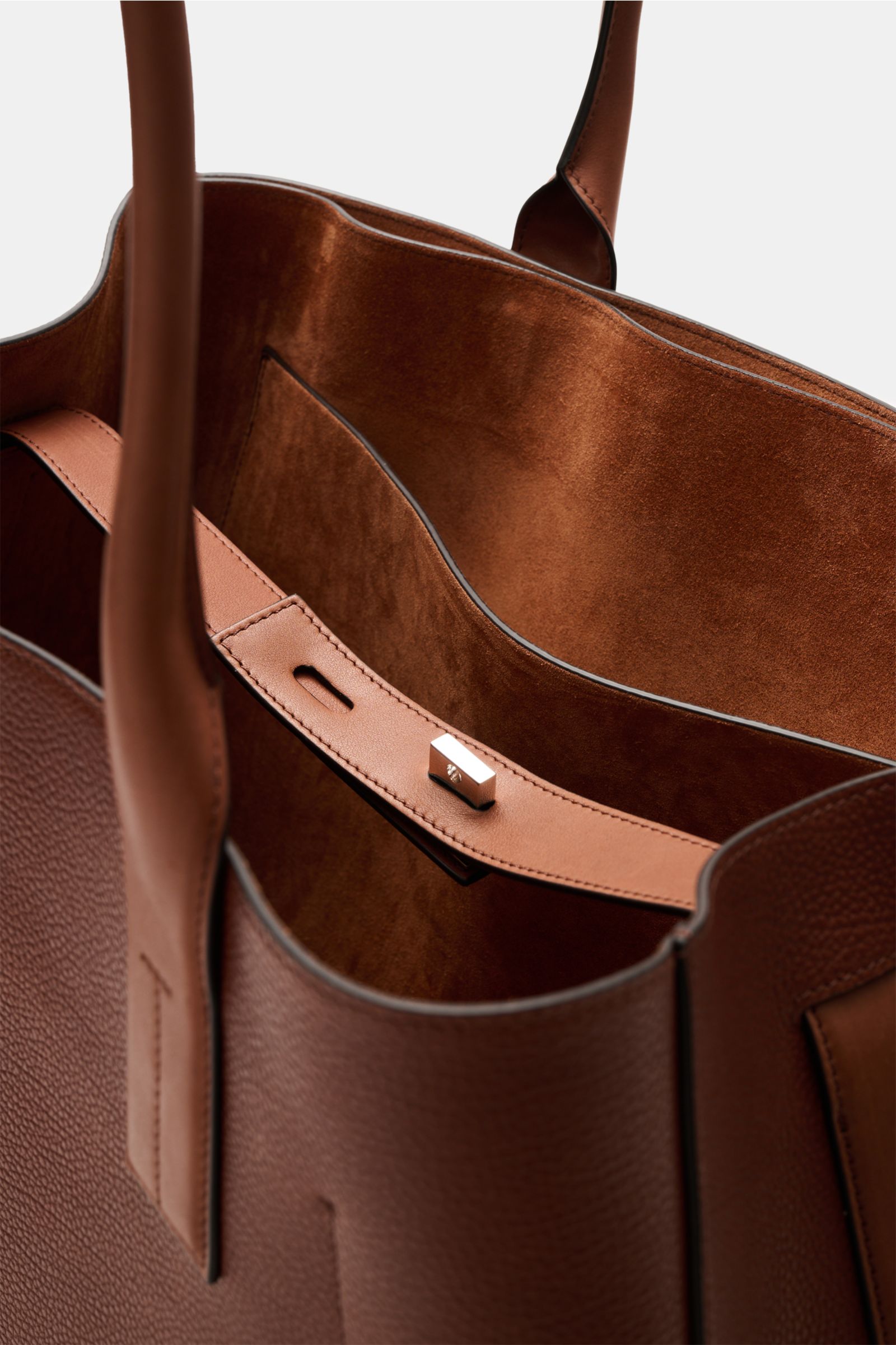 Close-up interior view of Tom Ford Shopper rotbraun in fine grained calf leather with suede lining, silver hardware, magnetic and zipper pockets, and smooth leather details.