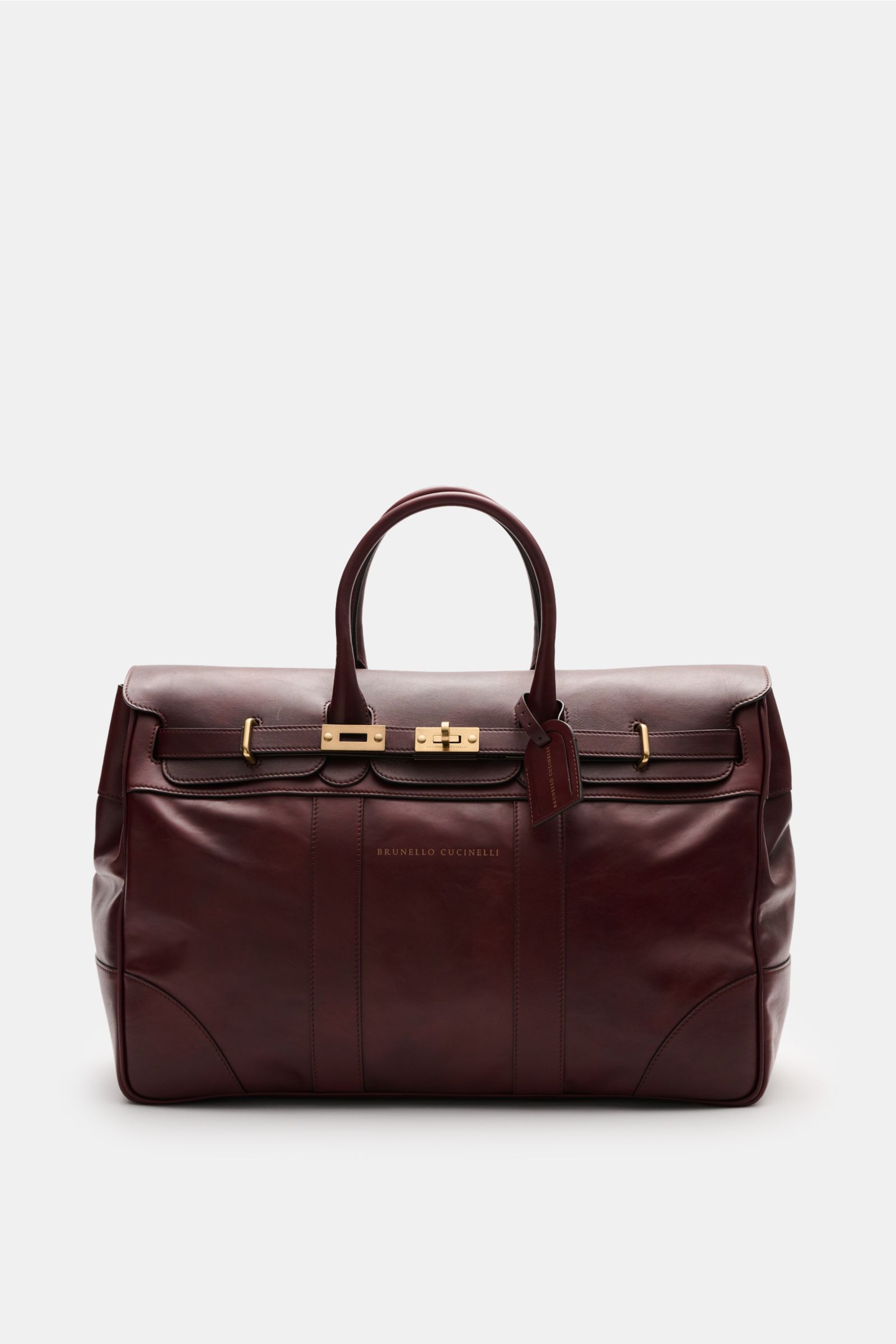 Brunello Cucinelli Weekender bordeaux aus genarbtem Kalbsleder, goldfarbener Hardware, robusten Griffen, verstellbarer Lederschließe, Adressanhänger, frontale Aufnahme.