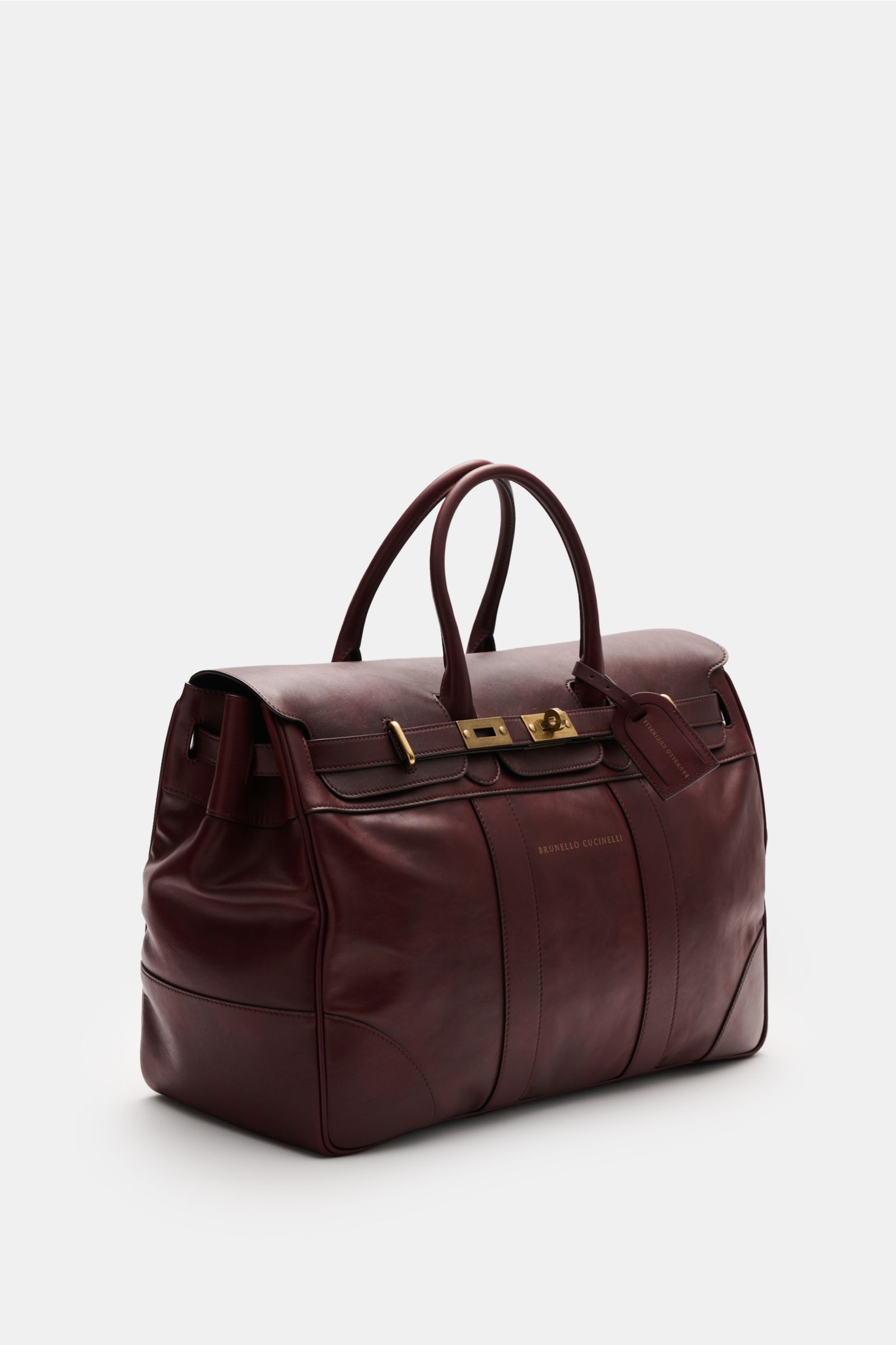 Brunello Cucinelli Weekender bordeaux aus genarbtem Kalbsleder mit goldfarbener Hardware, verstellbarer Lederschließe und geräumigem Innenfach, seitliche Perspektive.