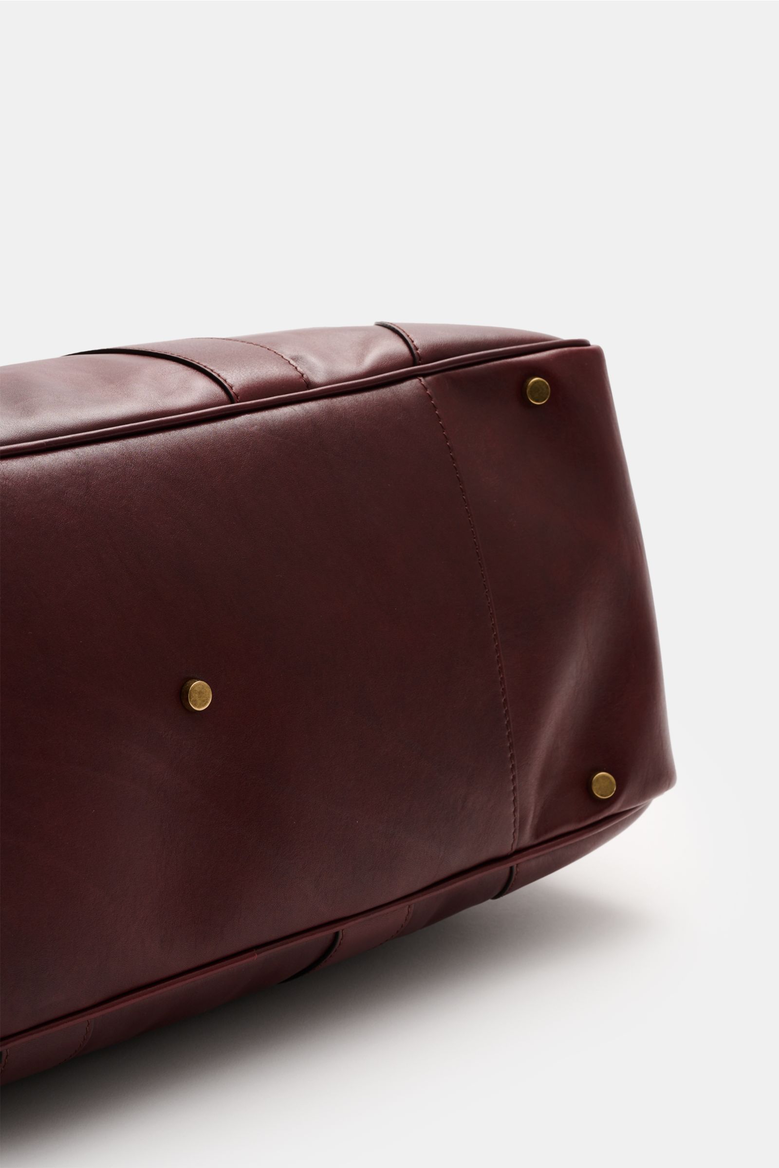Brunello Cucinelli Weekender bordeaux aus genarbtem Kalbsleder mit goldfarbener Hardware, robuster Tragegriff, verstellbarer Lederschließe, Adressanhänger, geräumigem Innenfach, Reißverschluss-Innenfach, Steckfach, wasserabweisendem Innenfutter und Metall