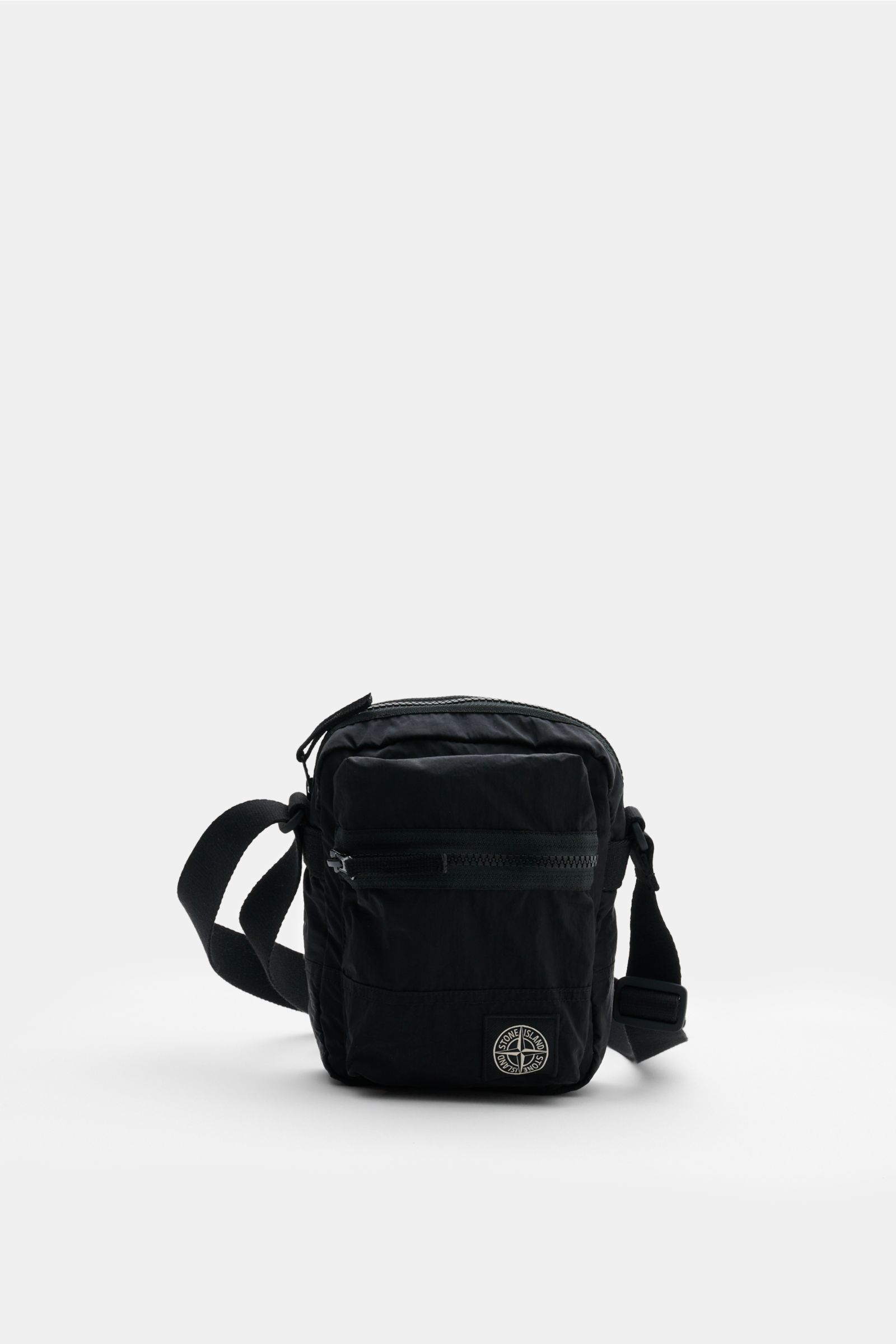Front view of Stone Island Crossbody Bag 'Marsupio Tracolla' schwarz in black microfiber with multiple compartments and adjustable strap, compact and robust.

Praktisch und stylish zugleich: Die Crossbody Bag 'Marsupio Tracolla' von STONE ISLAND überze