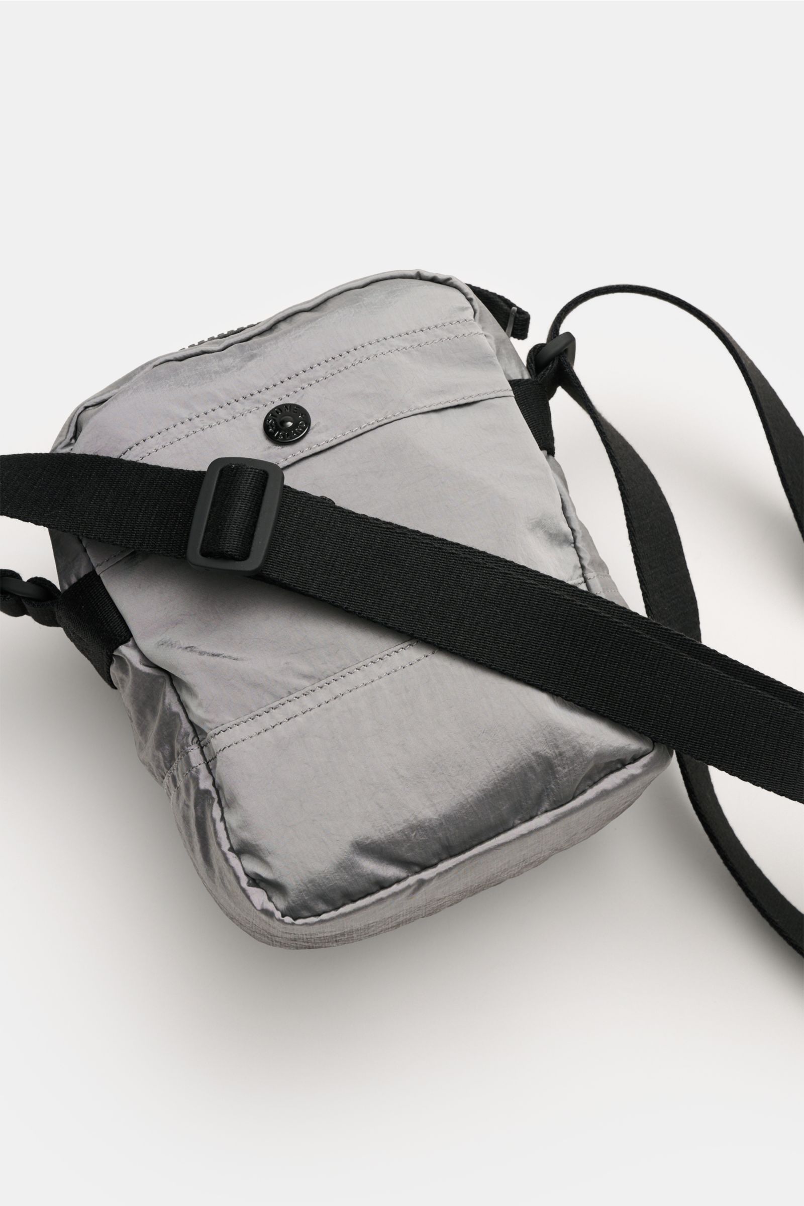 Stone Island Crossbody Bag 'Marsupio Tracolla' grau aus hochwertiger Microfaser, robustem Gurtband, mit mehreren Fächern, von schräg oben fotografiert.