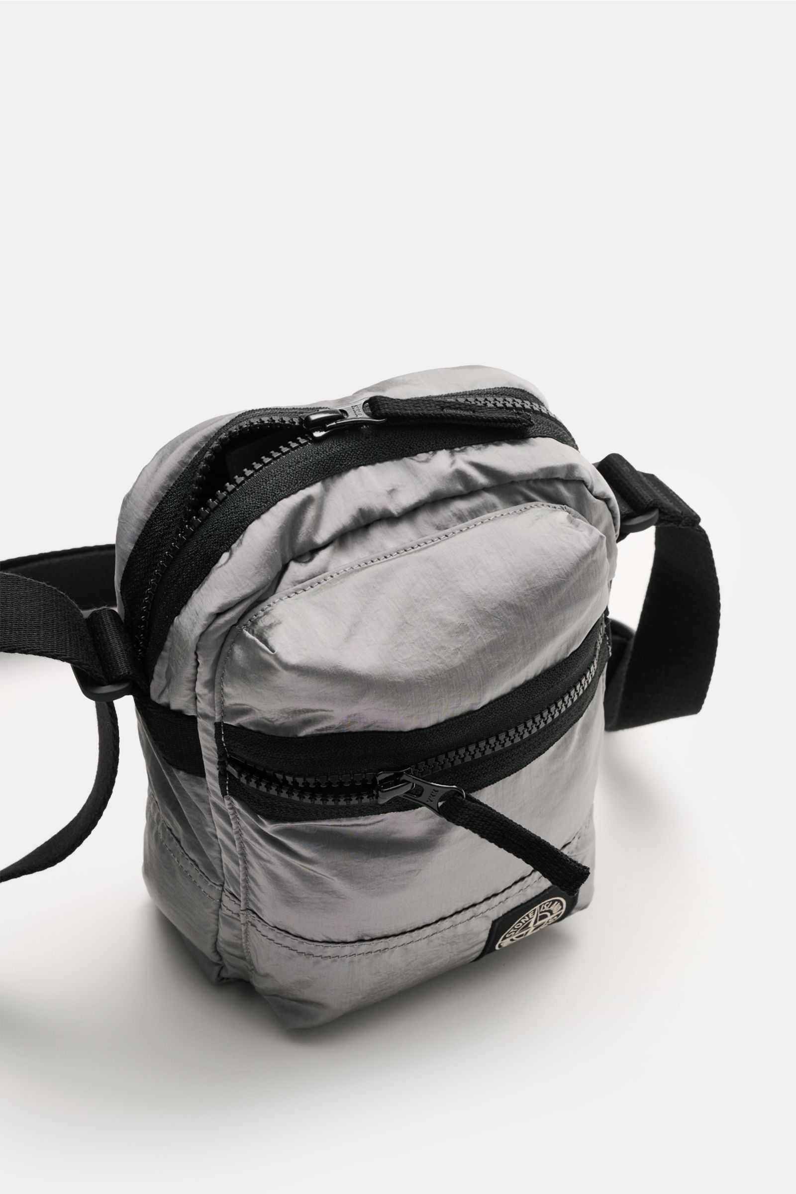 Stone Island Crossbody Bag 'Marsupio Tracolla' grau, aus Microfaser, kompakt mit mehreren Fächern, verstellbarem Gurt, frontal schräg fotografiert.