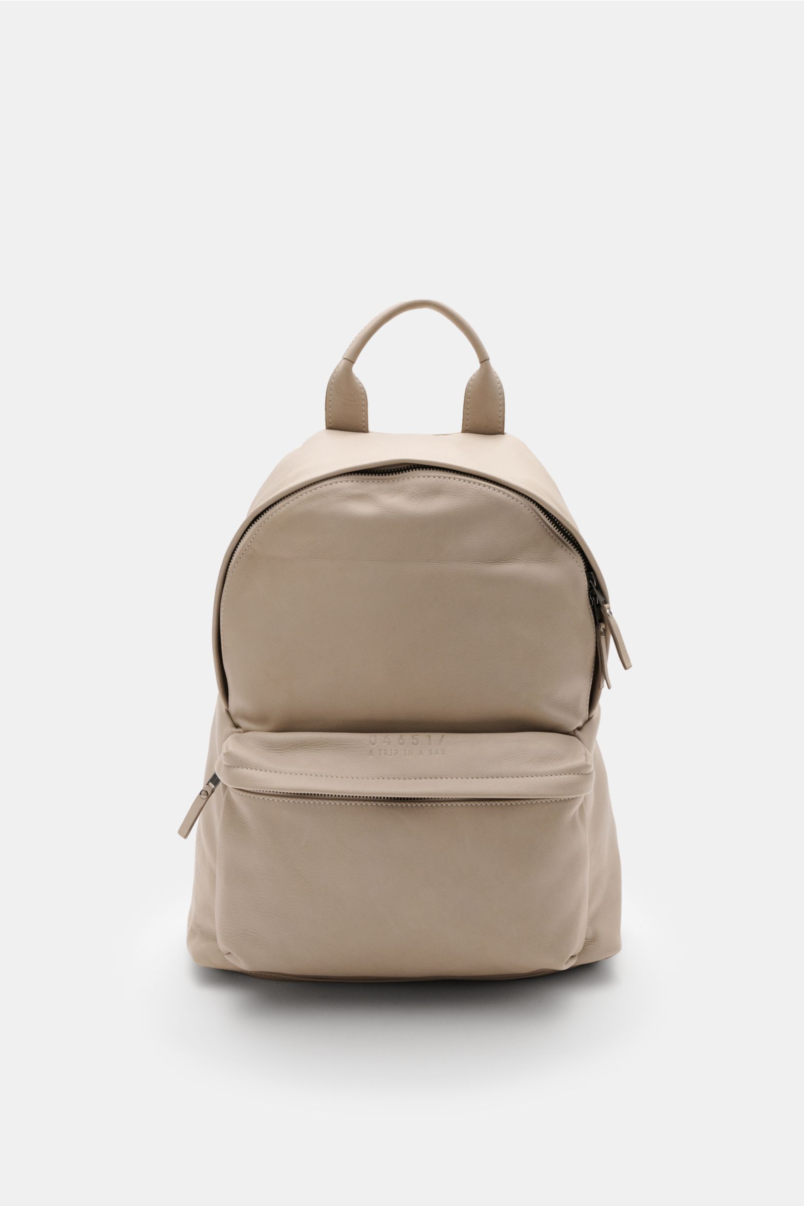 Front view of the 04651/ A trip in a bag Rucksack 'Oyster Back Pack' navy in soft, distinctively grained nubuck leather with zipper pocket.

Unkompliziert und stilvoll transportieren Sie Ihre Habseligkeiten in dem Rucksack 'Oyster Back Pack' von 04651/