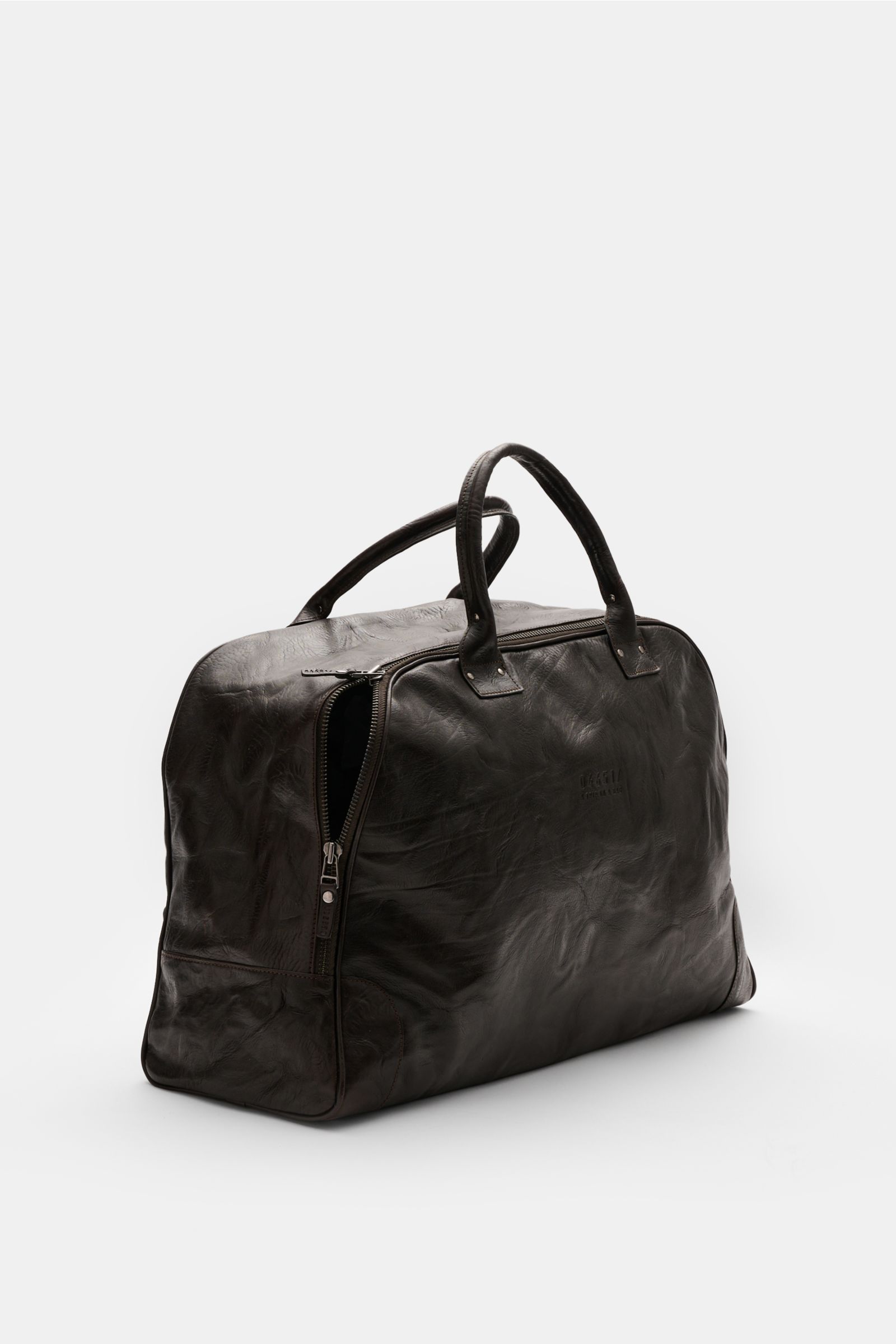 Side view of 04651/ A trip in a bag Weekender '356-Bag Crushed' dark brown made of fine crushed leather with smooth texture and burnished hardware.