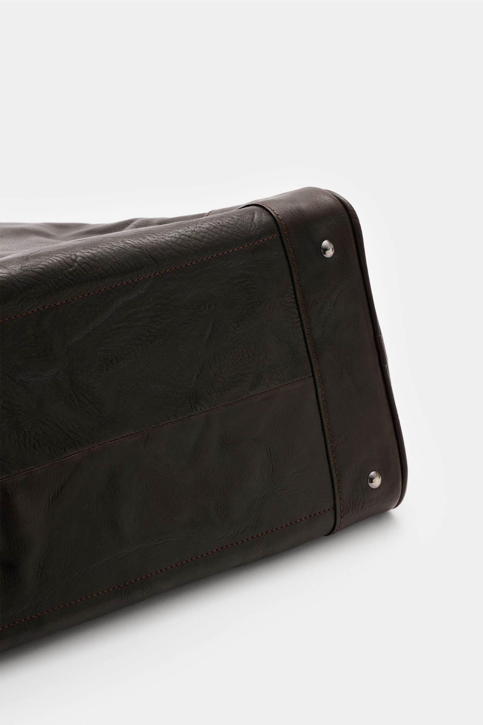 Bottom view of the 04651/ A trip in a bag Weekender '356-Bag Crushed' dark brown made of fine crushed leather with protective metal feet.