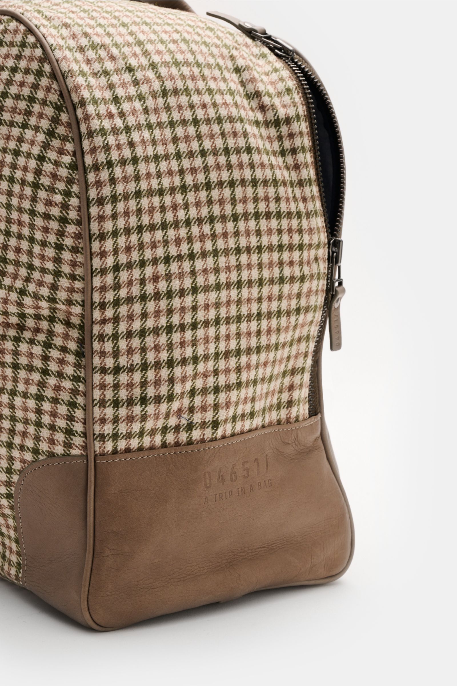 04651/ A trip in a bag Weekender '356-Bag Tweed' beige/braun/grün kariert, Detail seitlich mit Lederboden, brünierter Reißverschluss, griffige Textilhaptik.