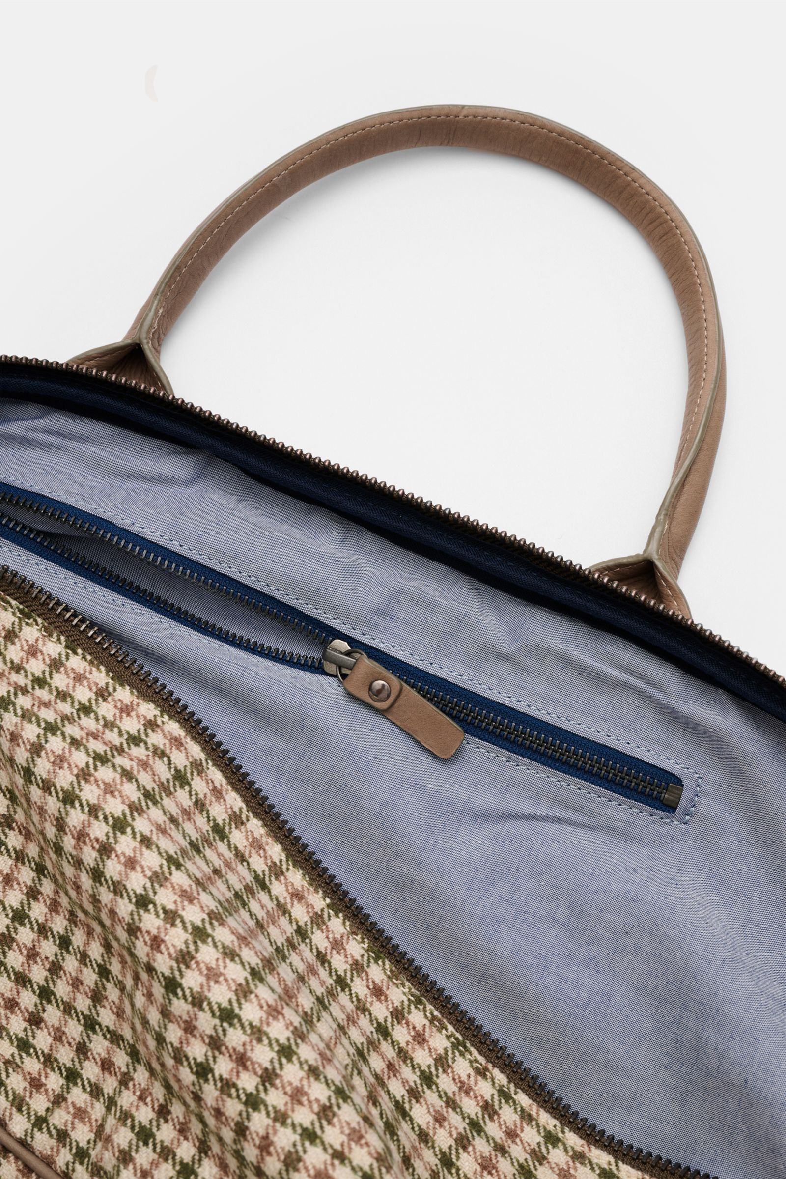 04651/ A trip in a bag Weekender '356-Bag Tweed' beige/braun/grün kariert, Innenansicht mit Reißverschluss, Textil- und Lederdetails.
