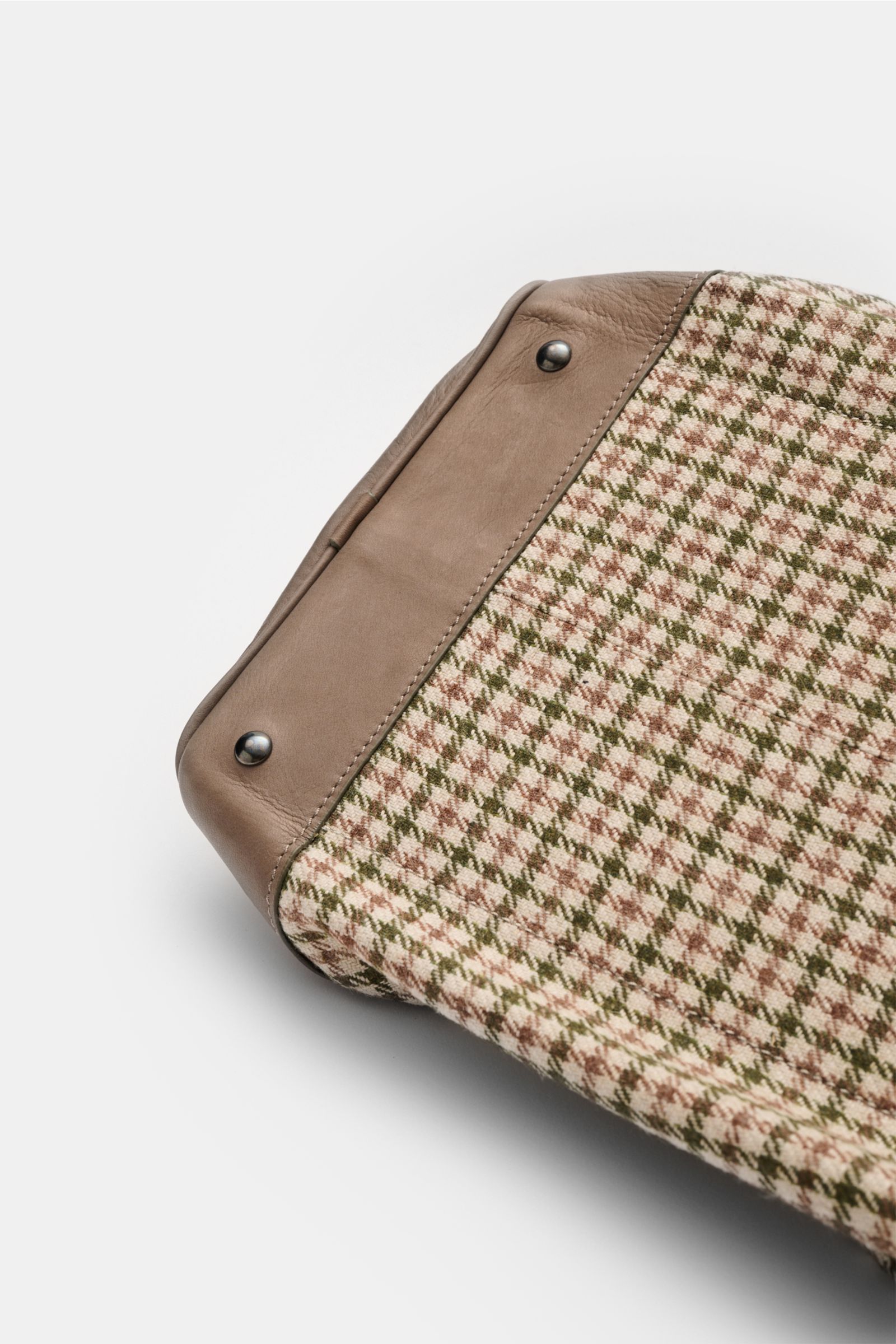 04651/ A trip in a bag Weekender '356-Bag Tweed' beige/braun/grün kariert, Detailaufnahme der Lederverstärkung mit Metallfüßchen von unten schräg.