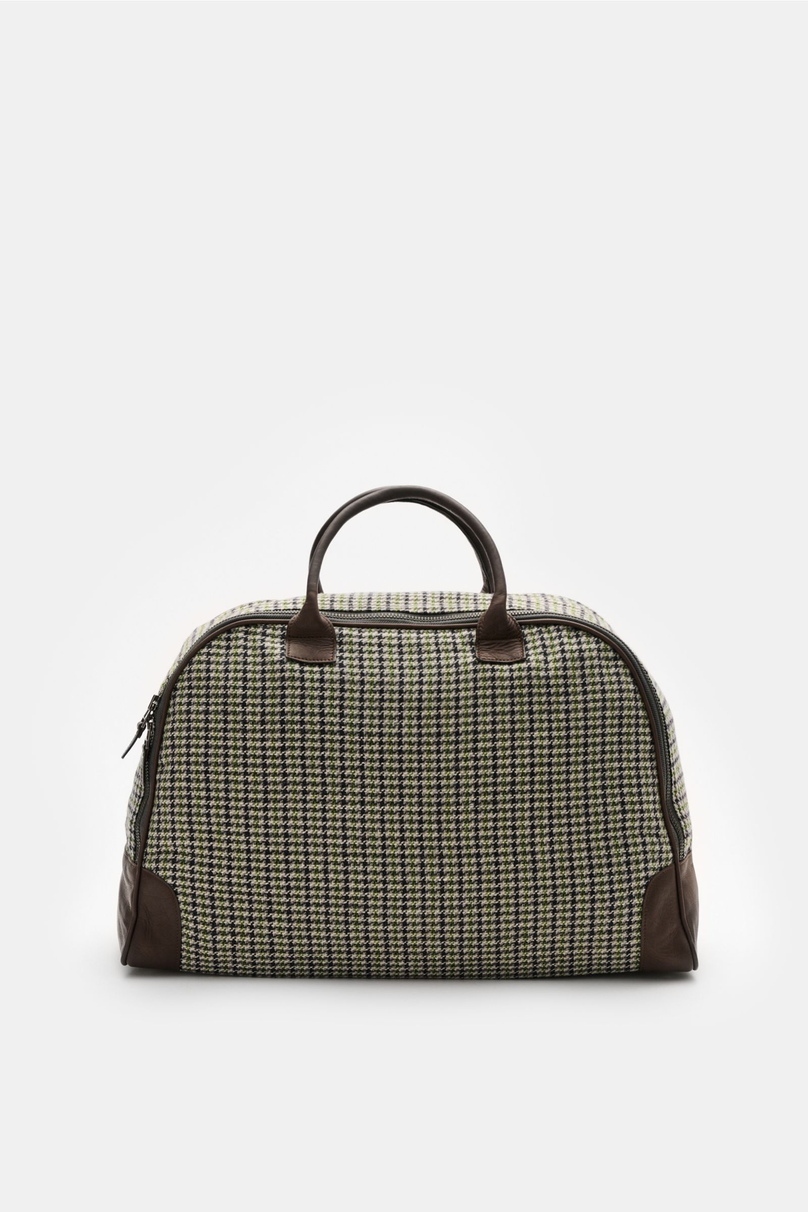 Frontale Aufnahme des 04651/ A trip in a bag Weekender '356-Bag Tweed' dunkelbraun/grau/grün kariert mit Ledergriffen, brünierter Hardware und kofferartiger Öffnung.