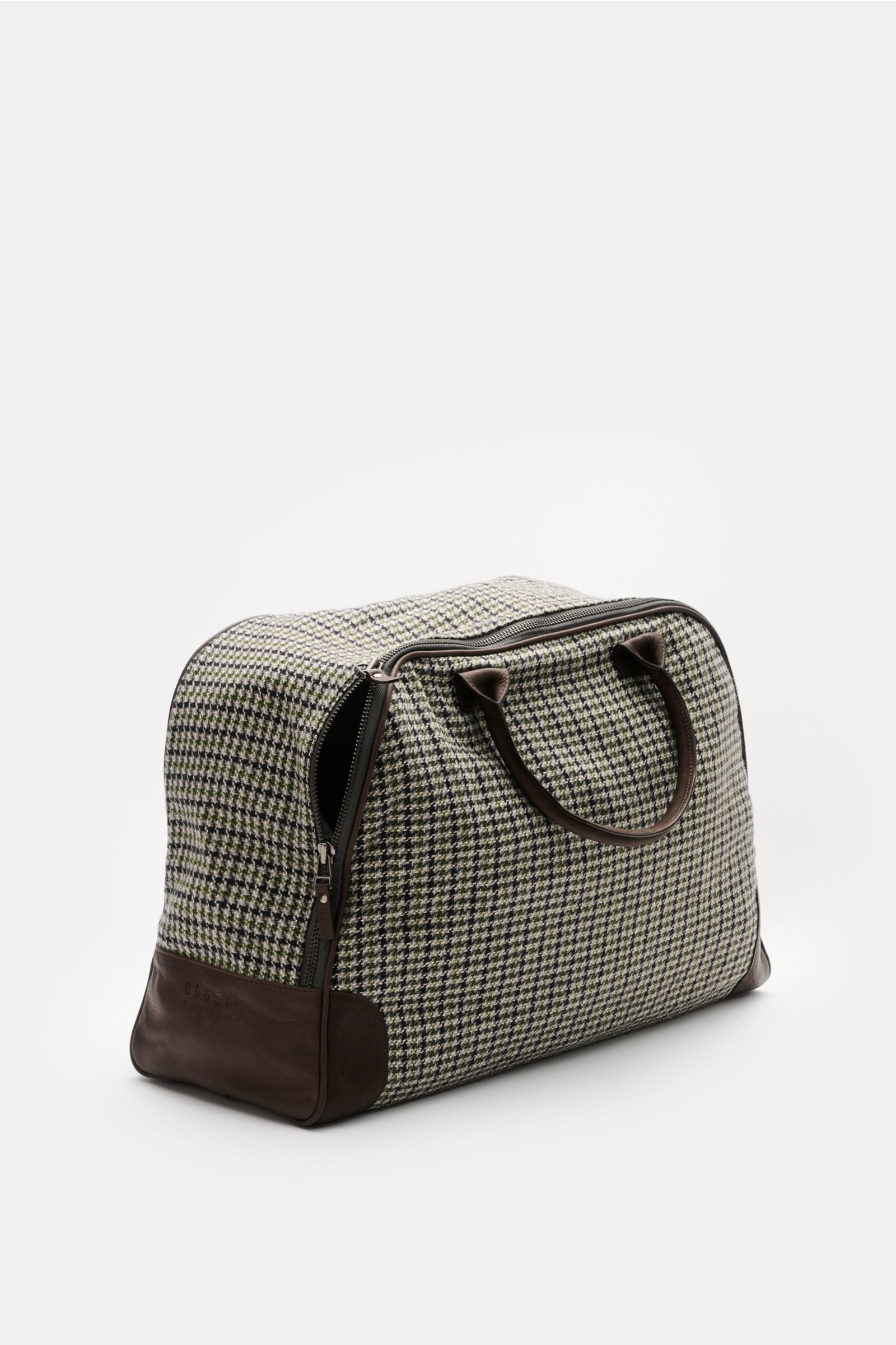 04651/ A trip in a bag Weekender '356-Bag Tweed' dunkelbraun/grau/grün kariert, seitliche Perspektive, Textil mit Leder, kofferartige Öffnung, zwei Ledergriffe.