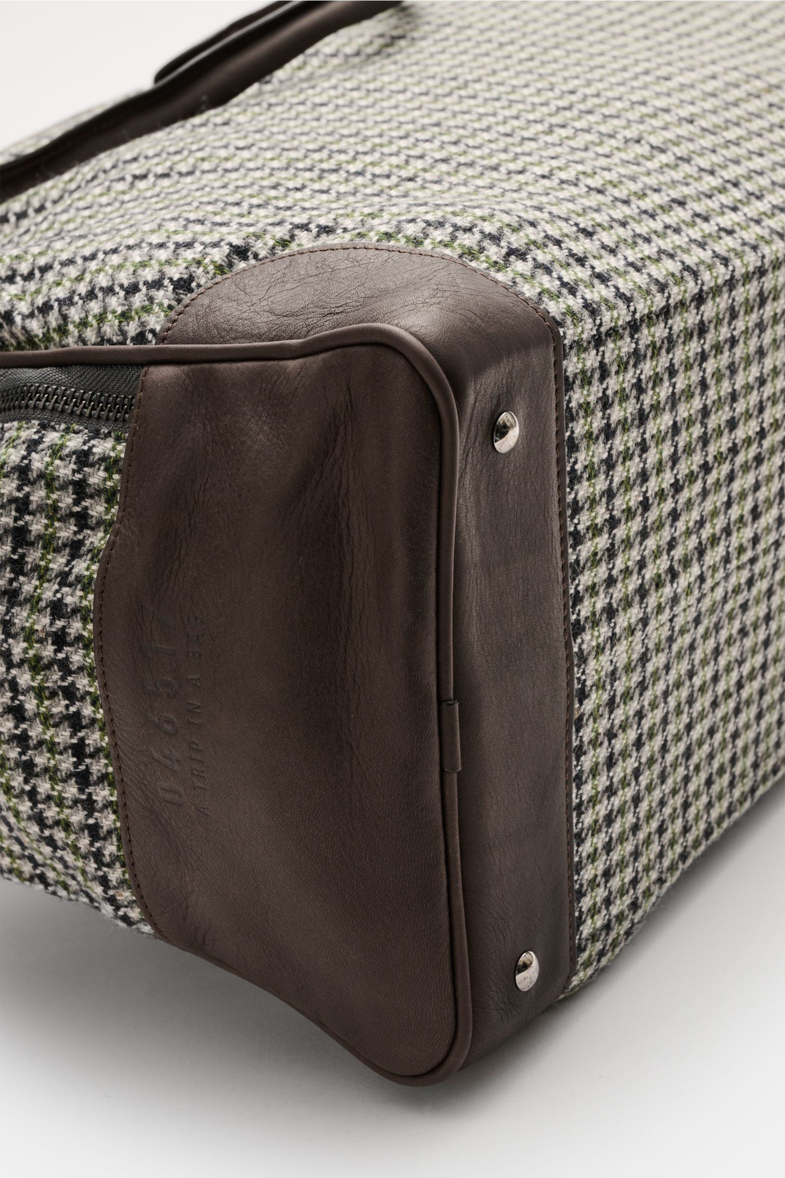 04651/ A trip in a bag Weekender '356-Bag Tweed' dunkelbraun/grau/grün kariert, Detailansicht der Lederverstärkung unten mit Metallfüßchen, Textil-Mix, robust.