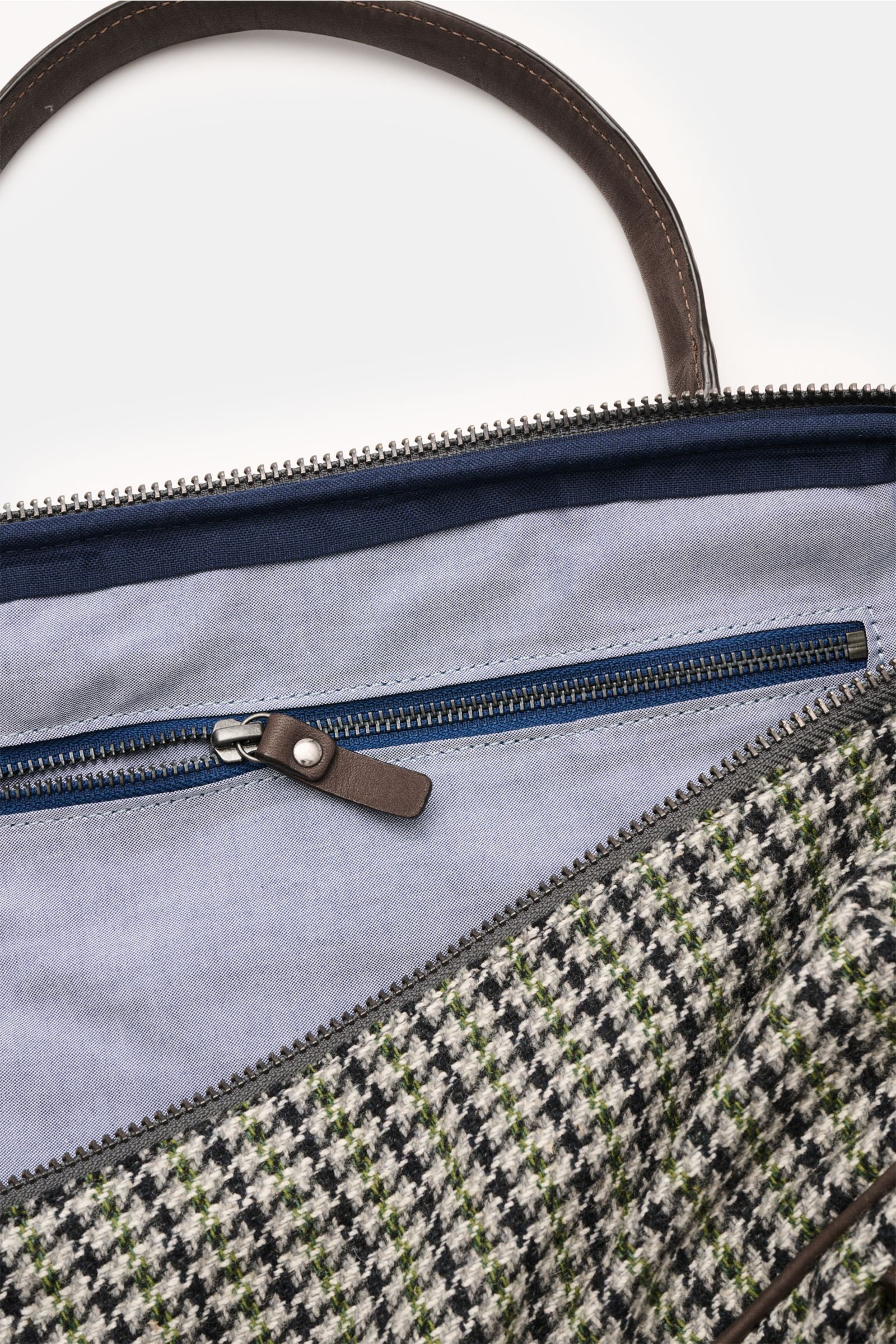 Innenansicht des 04651/ A trip in a bag Weekender '356-Bag Tweed' dunkelbraun/grau/grün kariert mit Textilfutter, Reißverschlussfach und Ledergriff.