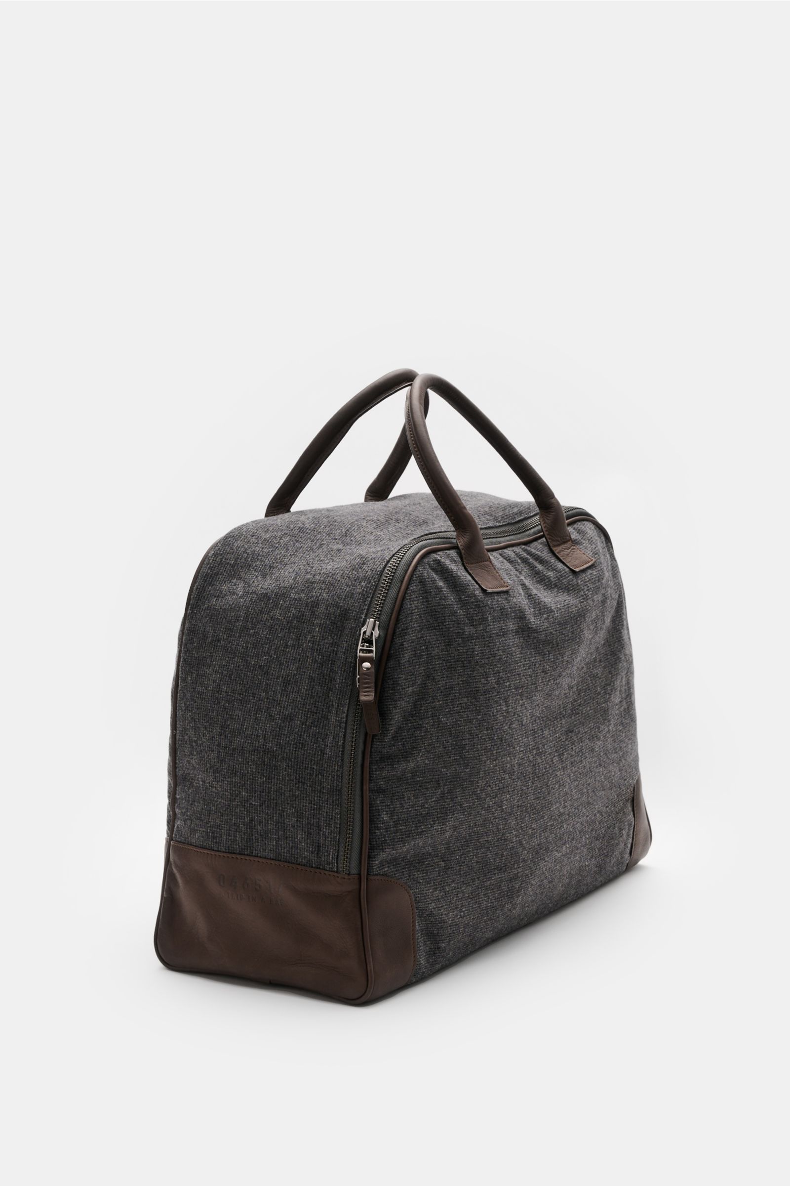 04651/ A trip in a bag Weekender '356-Bag Tweed' dunkelgrau/dunkelbraun kariert, textile Tasche mit Ledergriffen, brünierter Hardware, seitliche Perspektive.