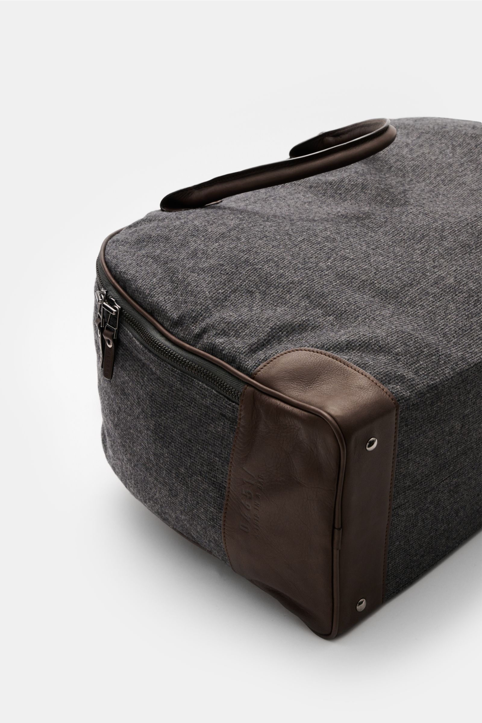 04651/ A trip in a bag Weekender '356-Bag Tweed' dunkelgrau/dunkelbraun kariert, Detailaufnahme von oben mit Ledergriffen, Textil, brünierter Hardware.