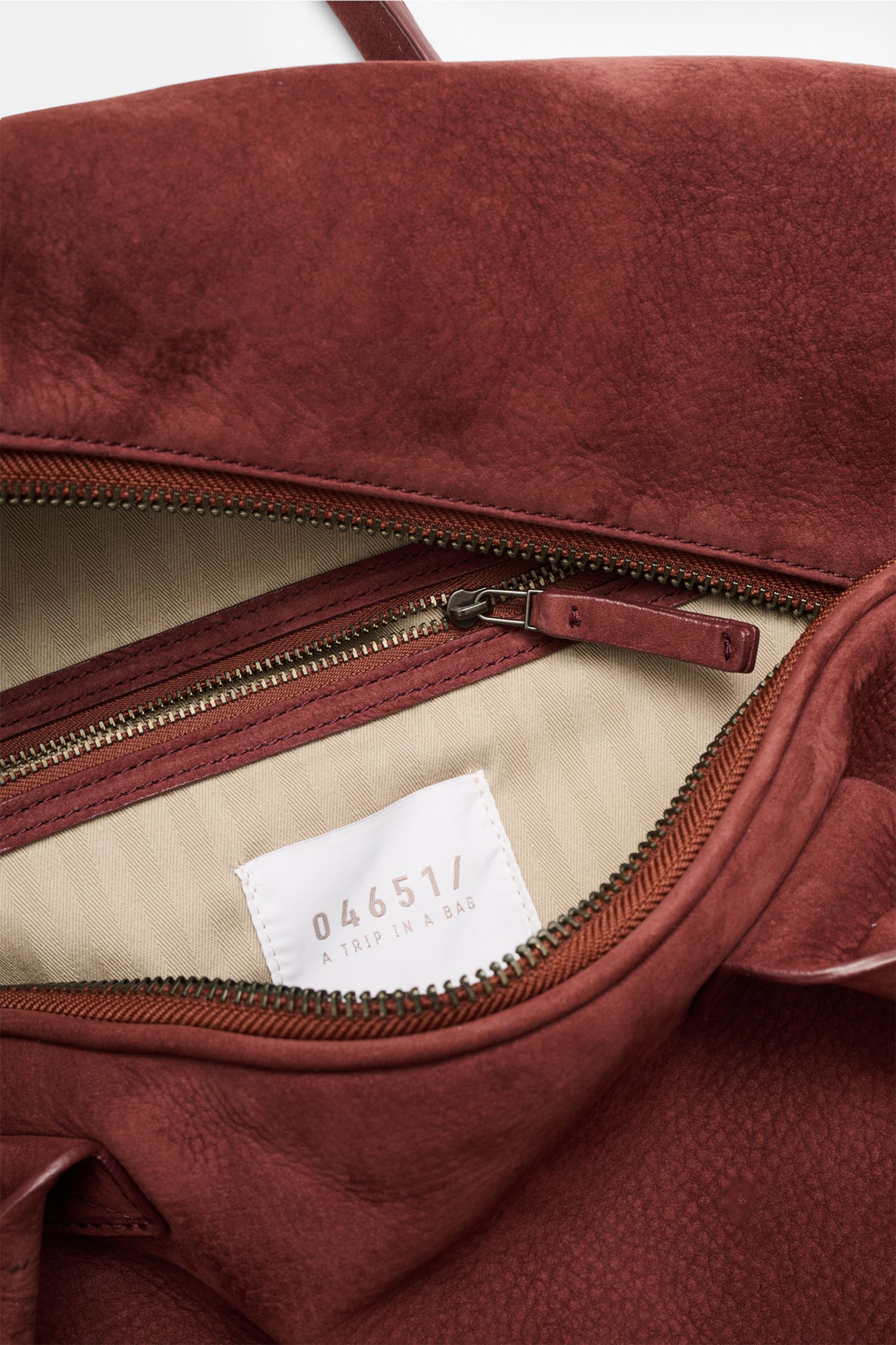 Close-up interior view of the 04651/ A trip in a bag Weekender '356 Bag' rotbraun made of soft velours leather with zipper and textile lining.