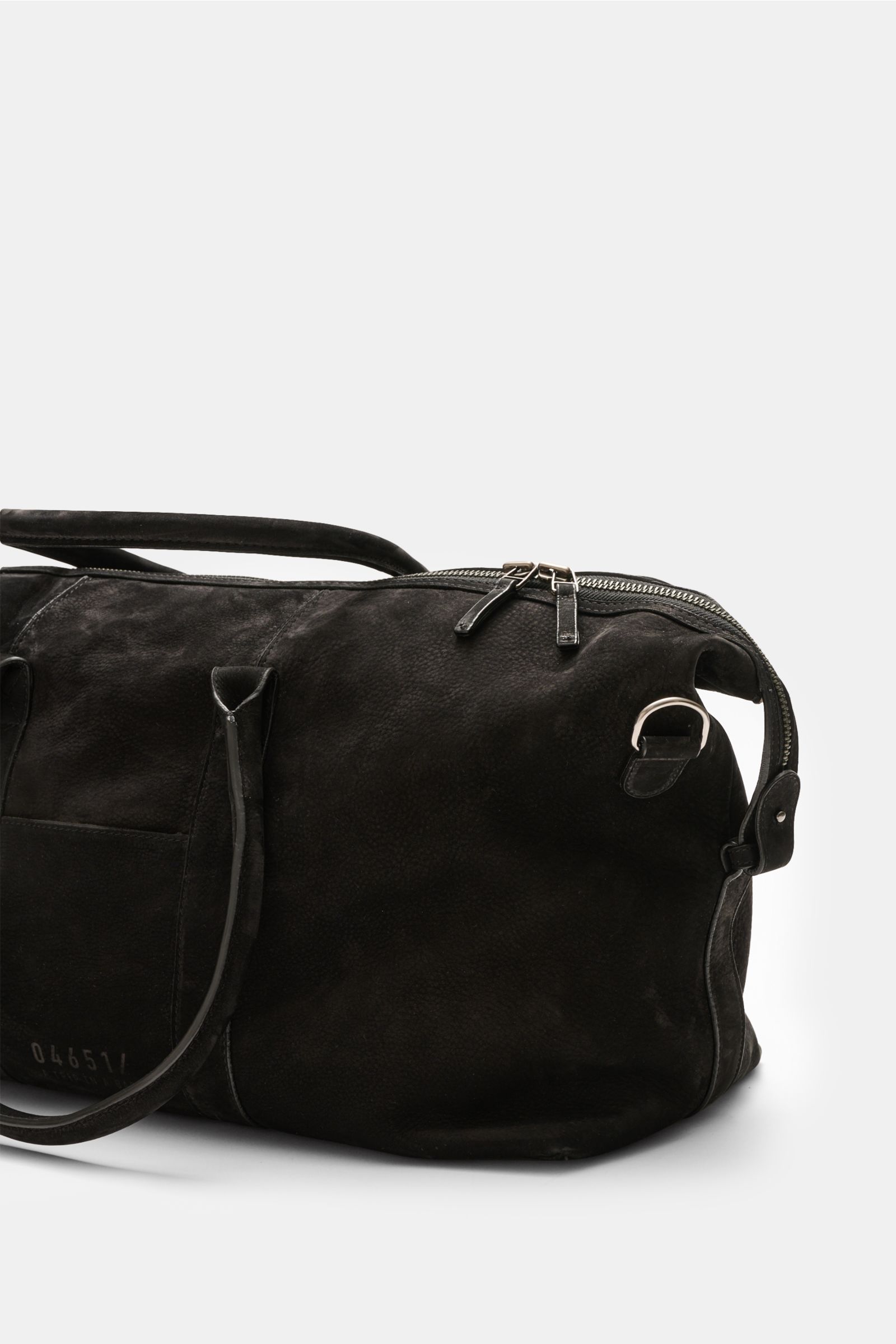 Close-up side view of the 04651/ A trip in a bag Weekender '3-Day Bag' schwarz in black veloursleder with adjustable size, soft grip, anthracite hardware, two-way zipper, spacious main compartment, interior zipper pocket, small exterior slip pocket, front