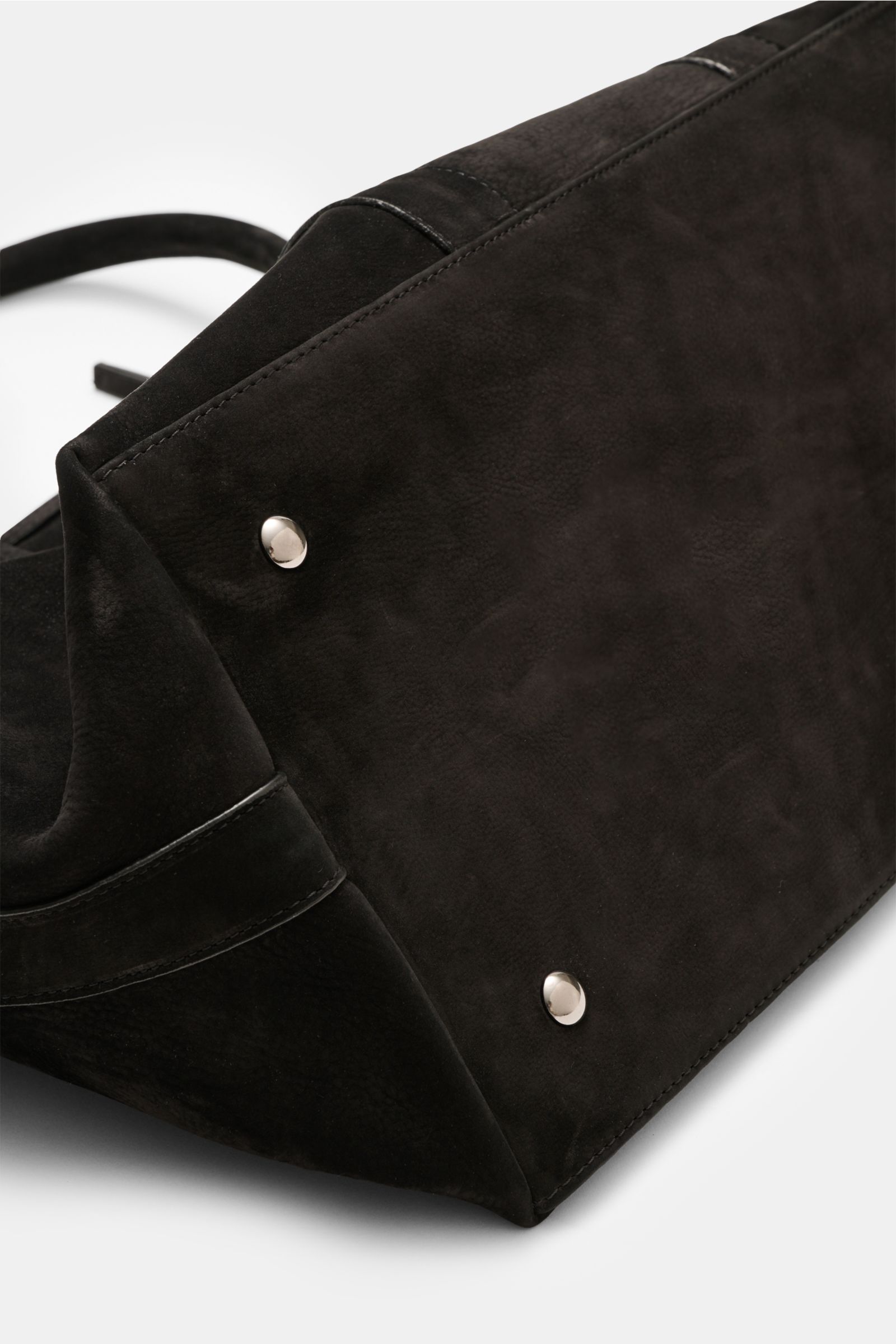 Close-up view of the base and side of the 04651/ A trip in a bag Weekender '3-Day Bag' schwarz showing smooth black veloursleder, soft grip, and anthracite hardware.

Description: Der 'Trip in a Bag' kann losgehen: Mit dem größenverstellbaren Weekender '3