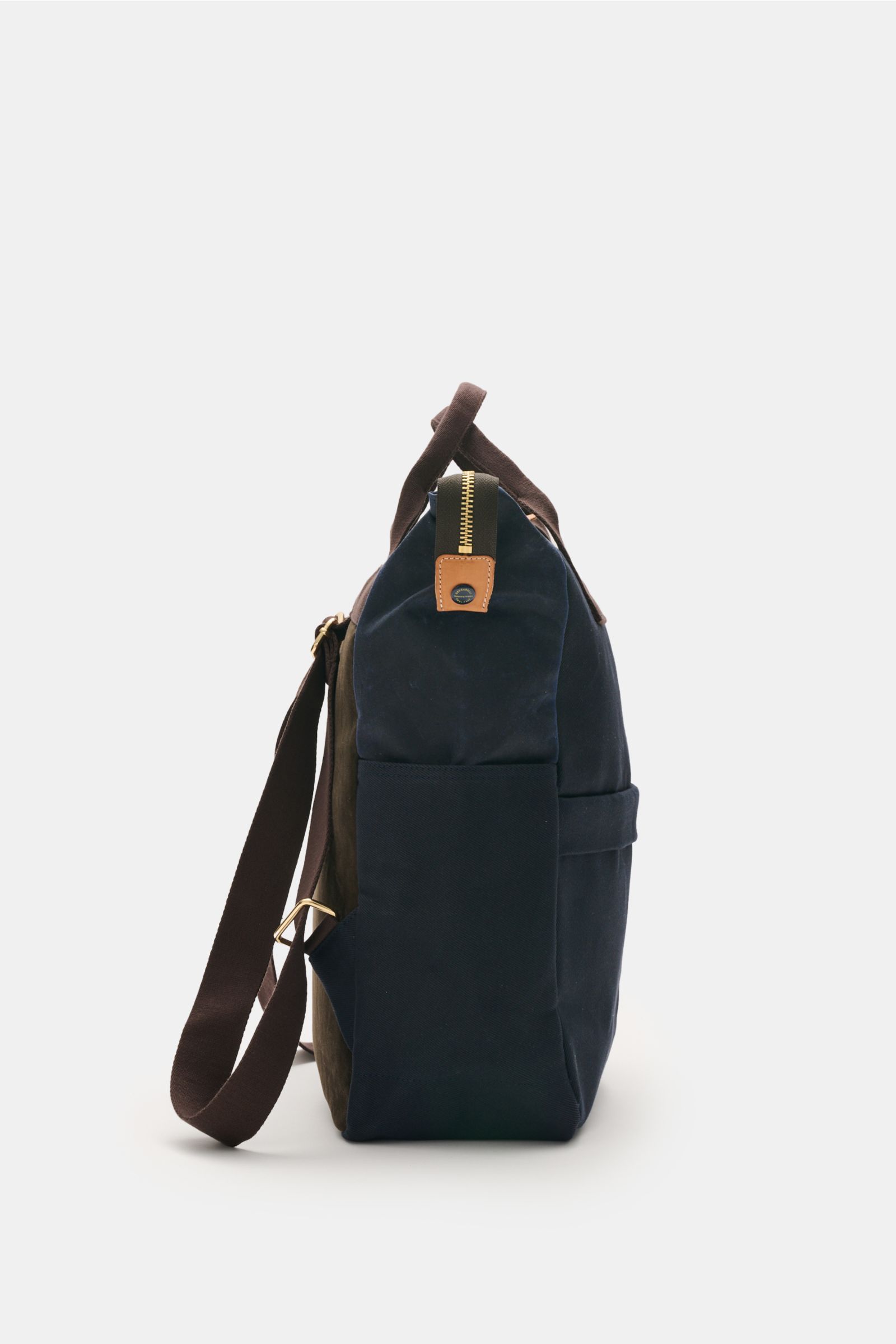 Seitenansicht des Manifattura Ceccarelli Rucksack 'Laptop' navy aus reiner Baumwolle mit goldfarbener Hardware, verstellbaren Schulterriemen und robusten Tragegriffen.
