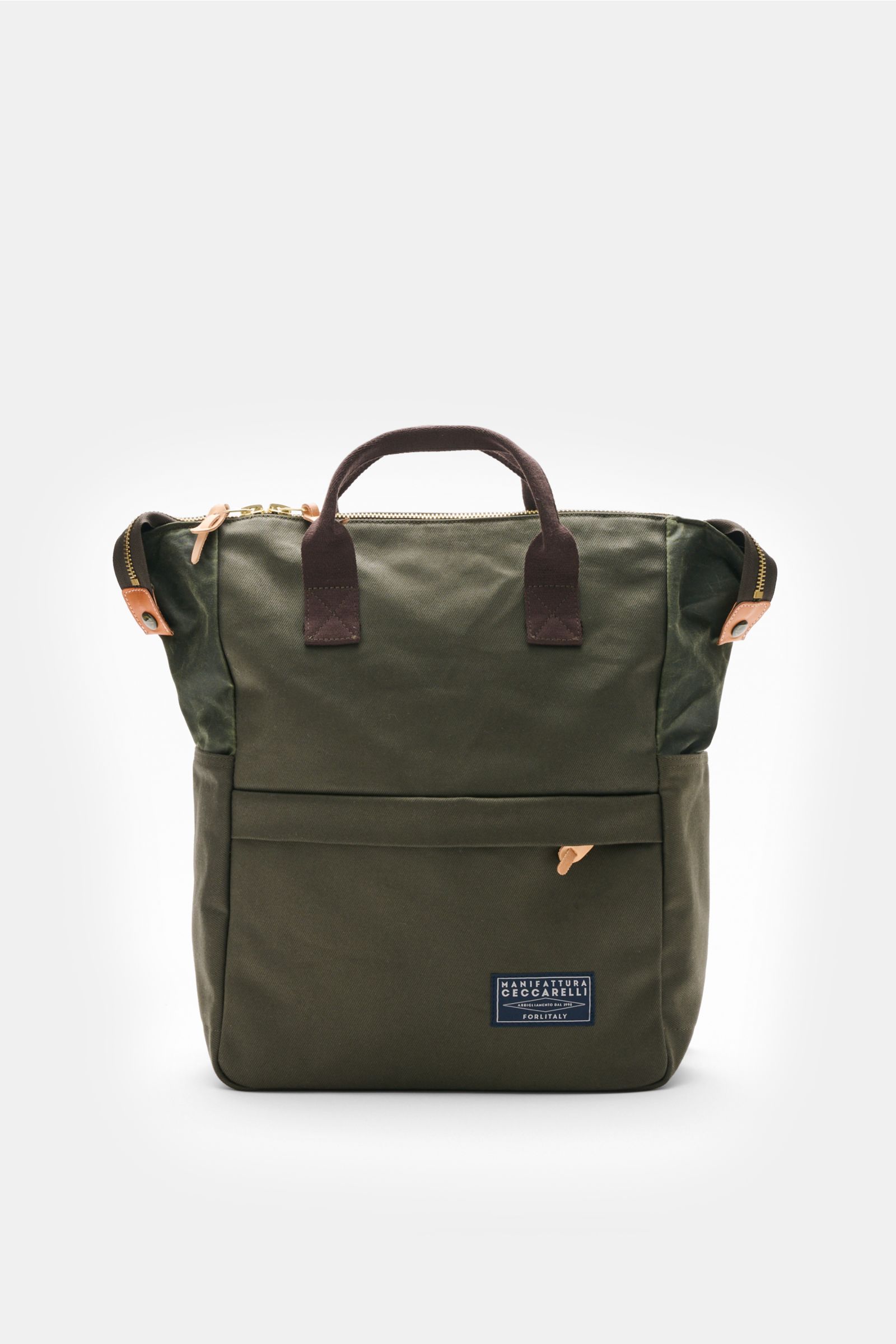 Manifattura Ceccarelli Rucksack 'Laptop' oliv, frontale Aufnahme, reine Baumwolle, goldfarbene Hardware, verstellbare Schulterriemen, robust, großes Laptopfach, Außenfach mit Reißverschluss, Maße ca. 47x45x14 cm.